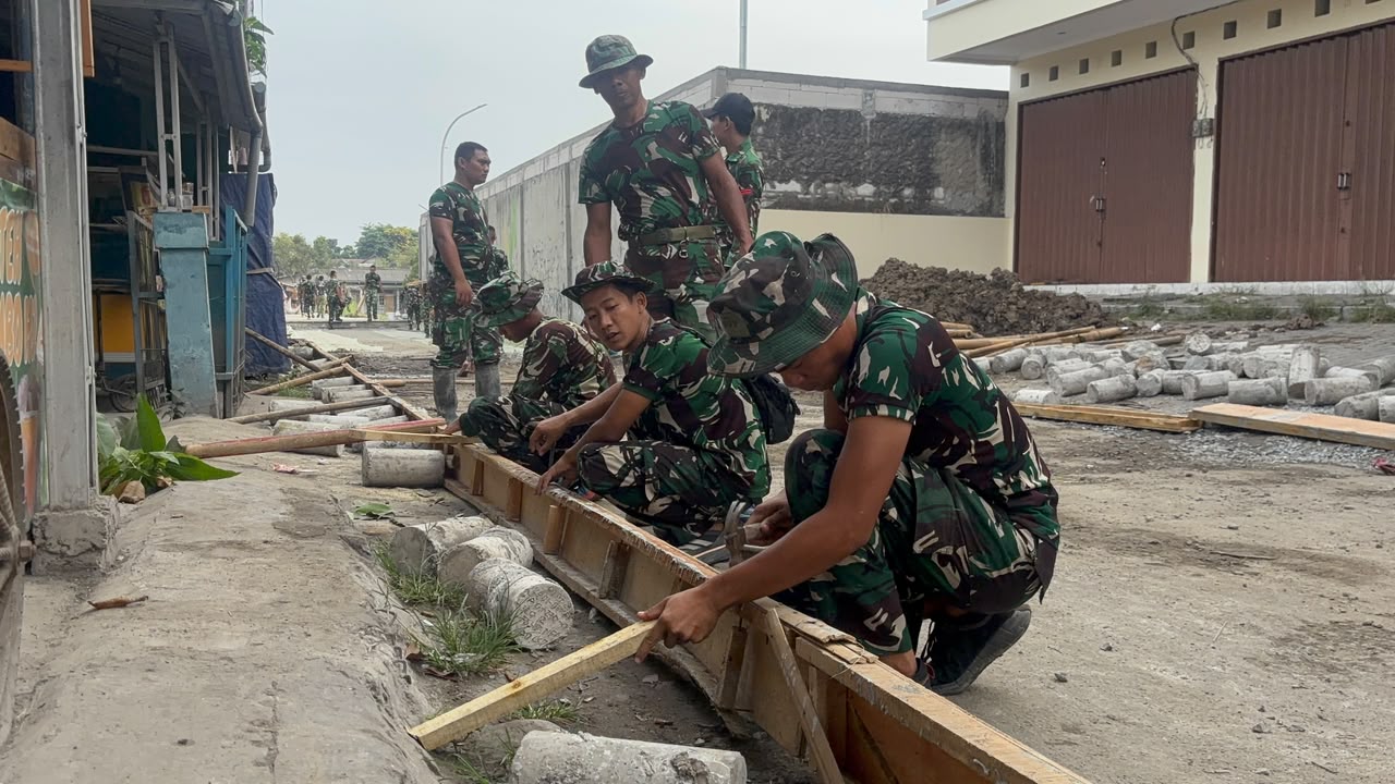 Kolaborasi TNI dan Masyarakat dalam Pemasangan Bekisting TMMD ke-130 Kolaborasi TNI dan Masyarakat dalam Pemasangan Bekisting TMMD ke-130