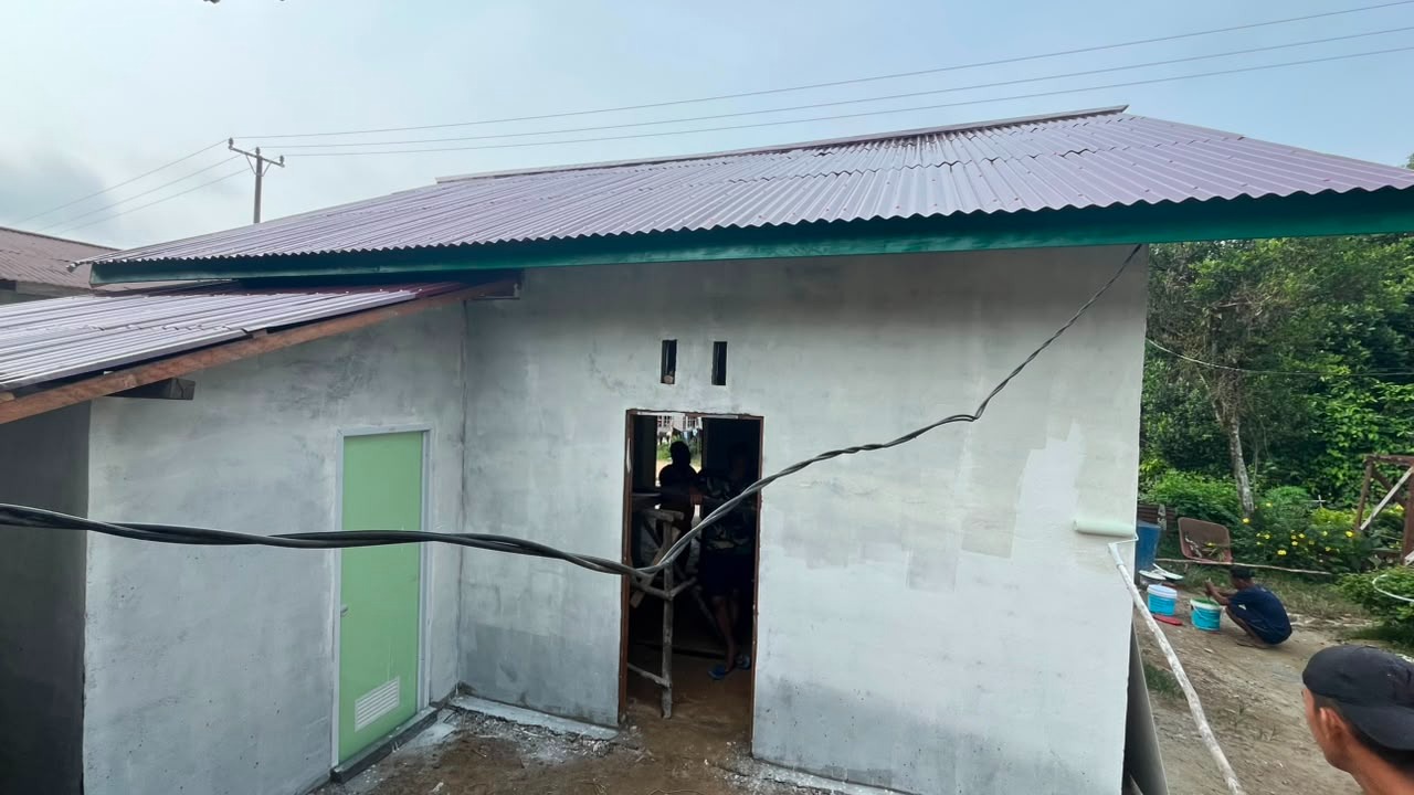 Satgas TMMD ke-130 Bekerja Keras Tingkatkan Kualitas Rumah Ibu Soanim di Landak