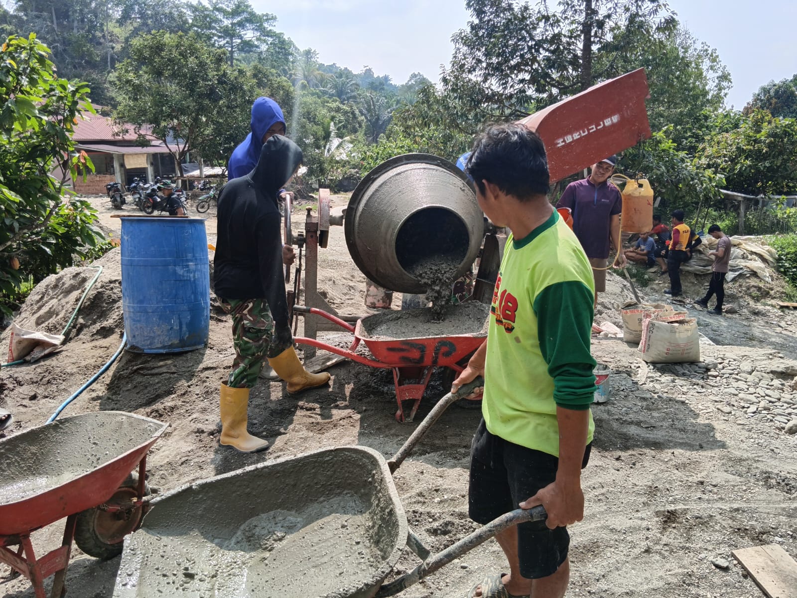 Keceriaan Bersama: Gerobak Artco Jadi Bintang di TMMD Luwu Timur