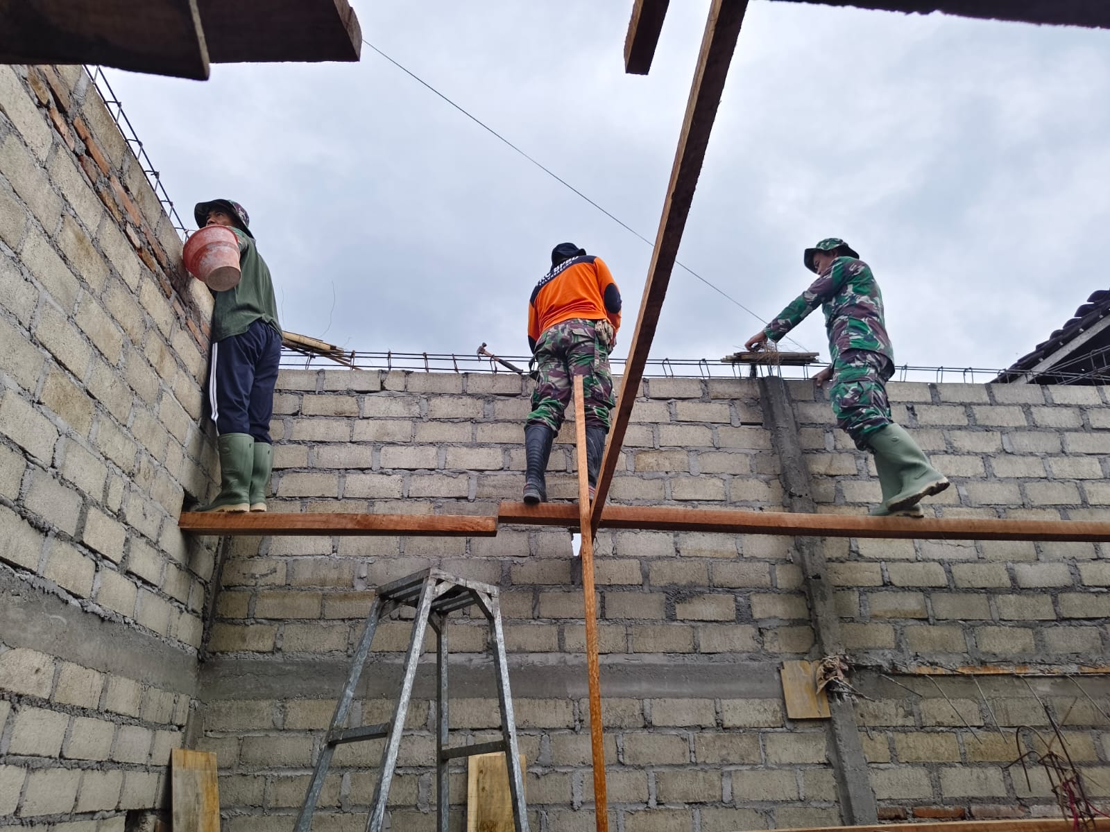 Pembangunan RTLH Pak Agus Suwandi Didorong Melalui Pemasangan Sloof Besi