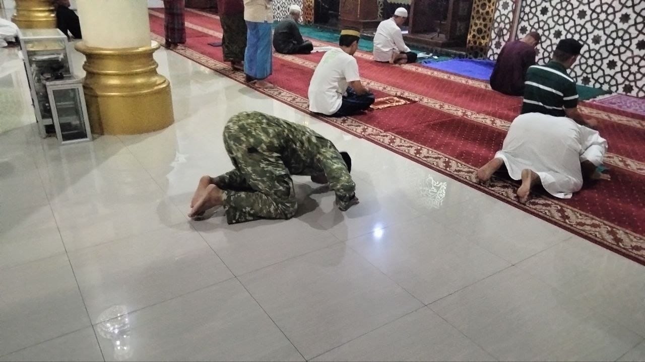 Safari Sholat Subuh, Babinsa Kodim 1420/Sidrap Rapatkan Barisan Bersama Warga