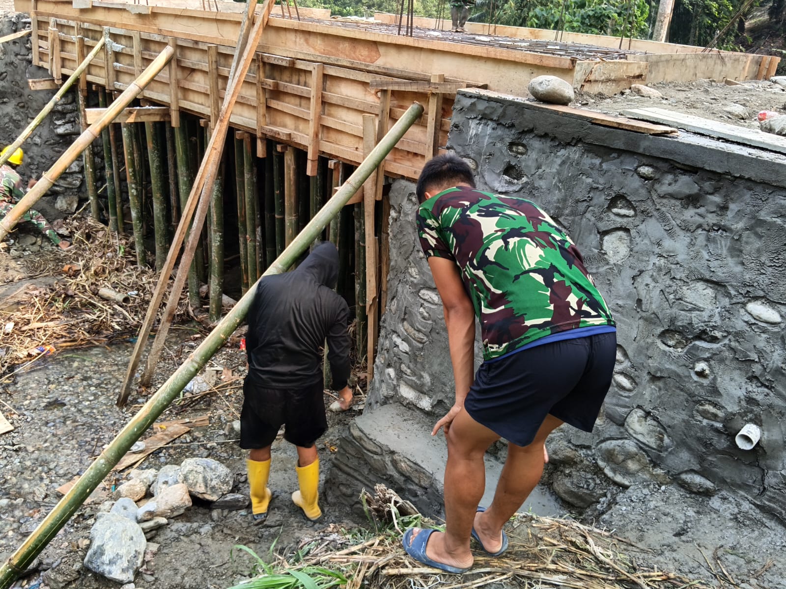 Gotong Royong Jadi Kekuatan Satgas TMMD Ke-130 Bangun Jembatan di Luwu TimurGotong Royong Jadi Kekuatan Satgas TMMD Ke-130 Bangun Jembatan di Luwu Timur