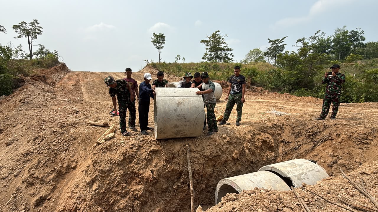 Kapten Inf A. Yani Folsen Tinjau Proyek Gorong-Gorong TMMD di Way Kanan