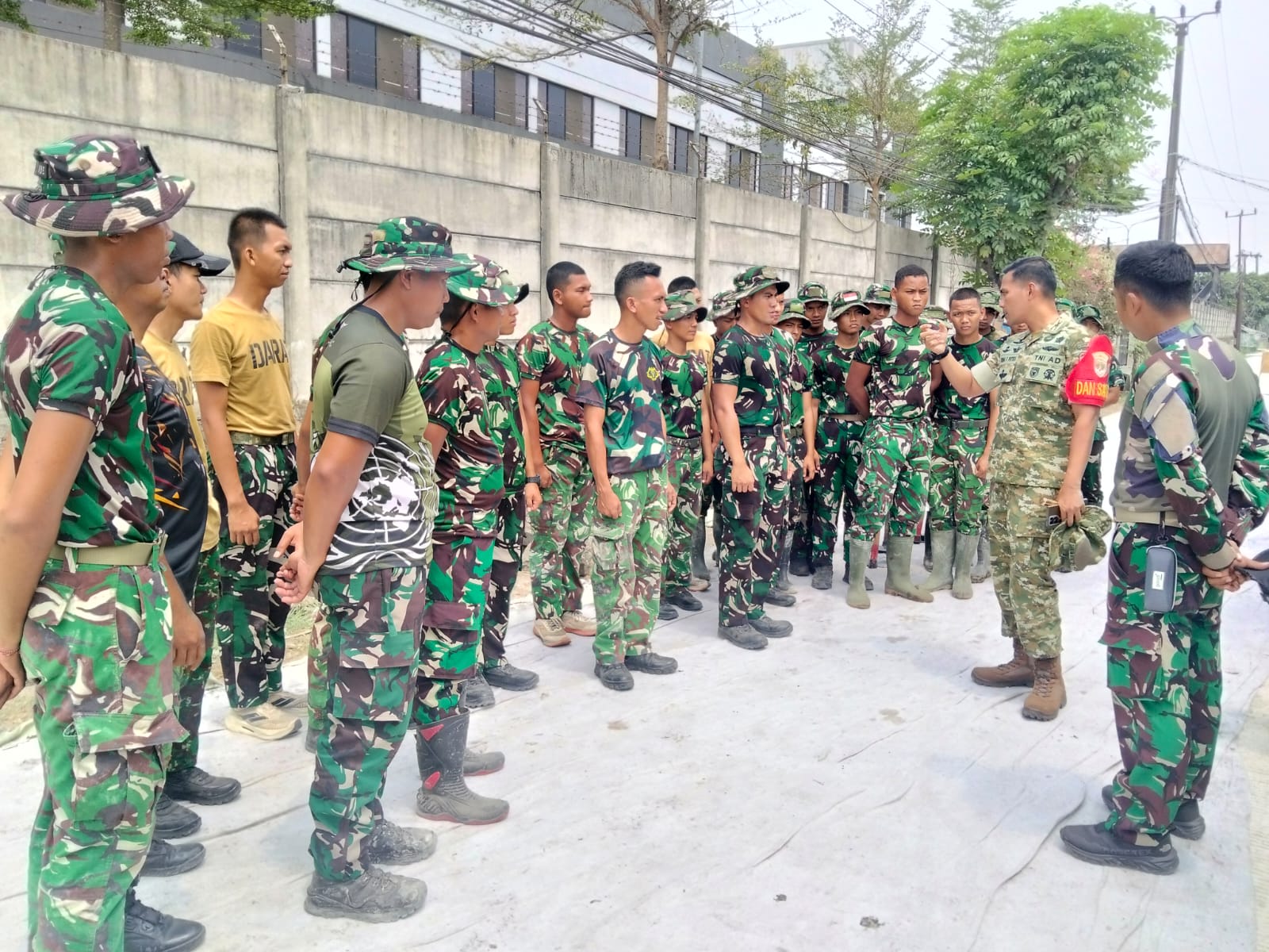 Pastikan Pembangunan Sesuai Target, Dansatgas TMMD ke-130 Turun Berikan Arahan kepada Prajurit