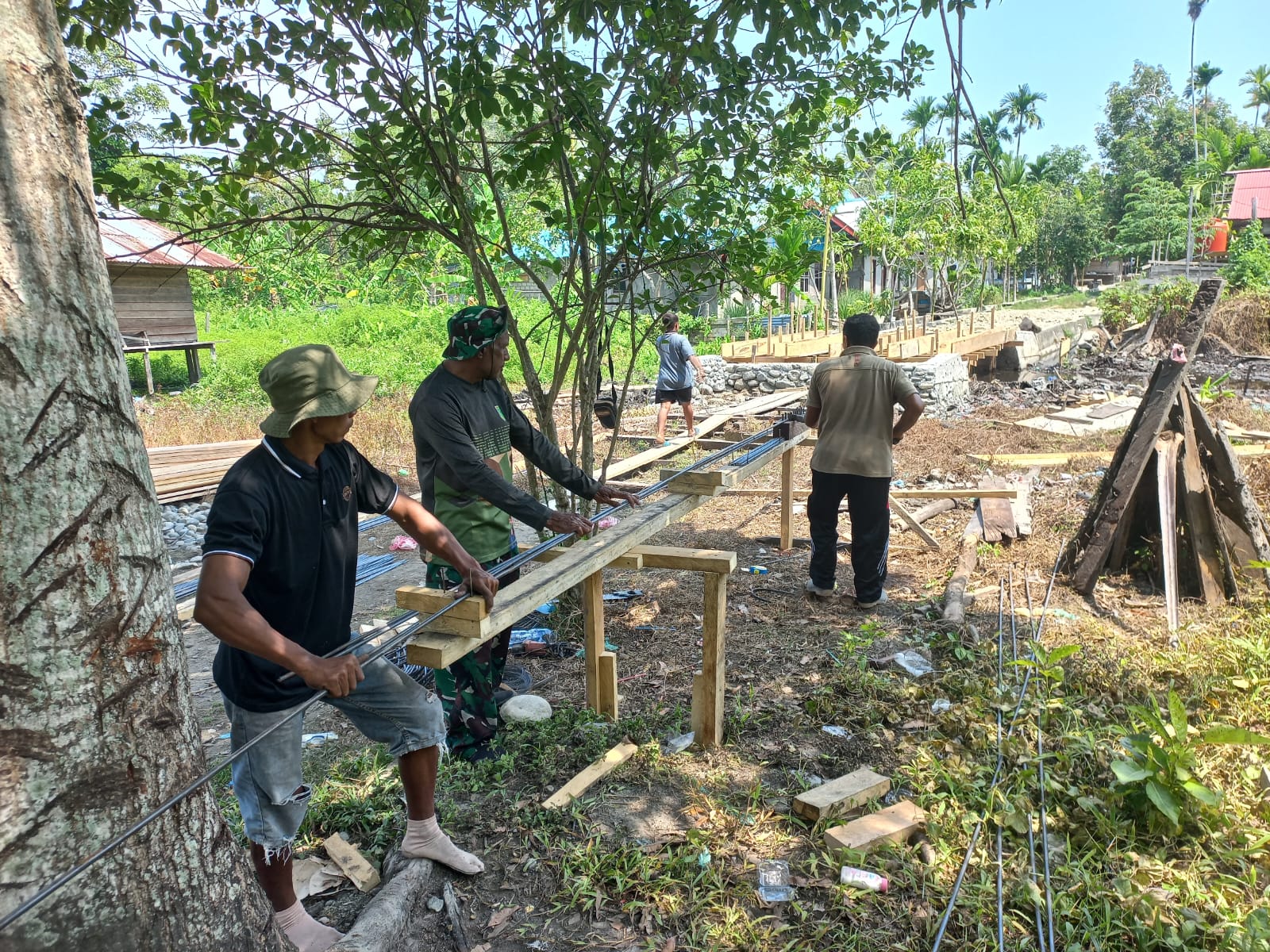 Satgas TMMD Ke-130 Lanjutkan Kerja Keras Pembangunan Jembatan di Yamboi