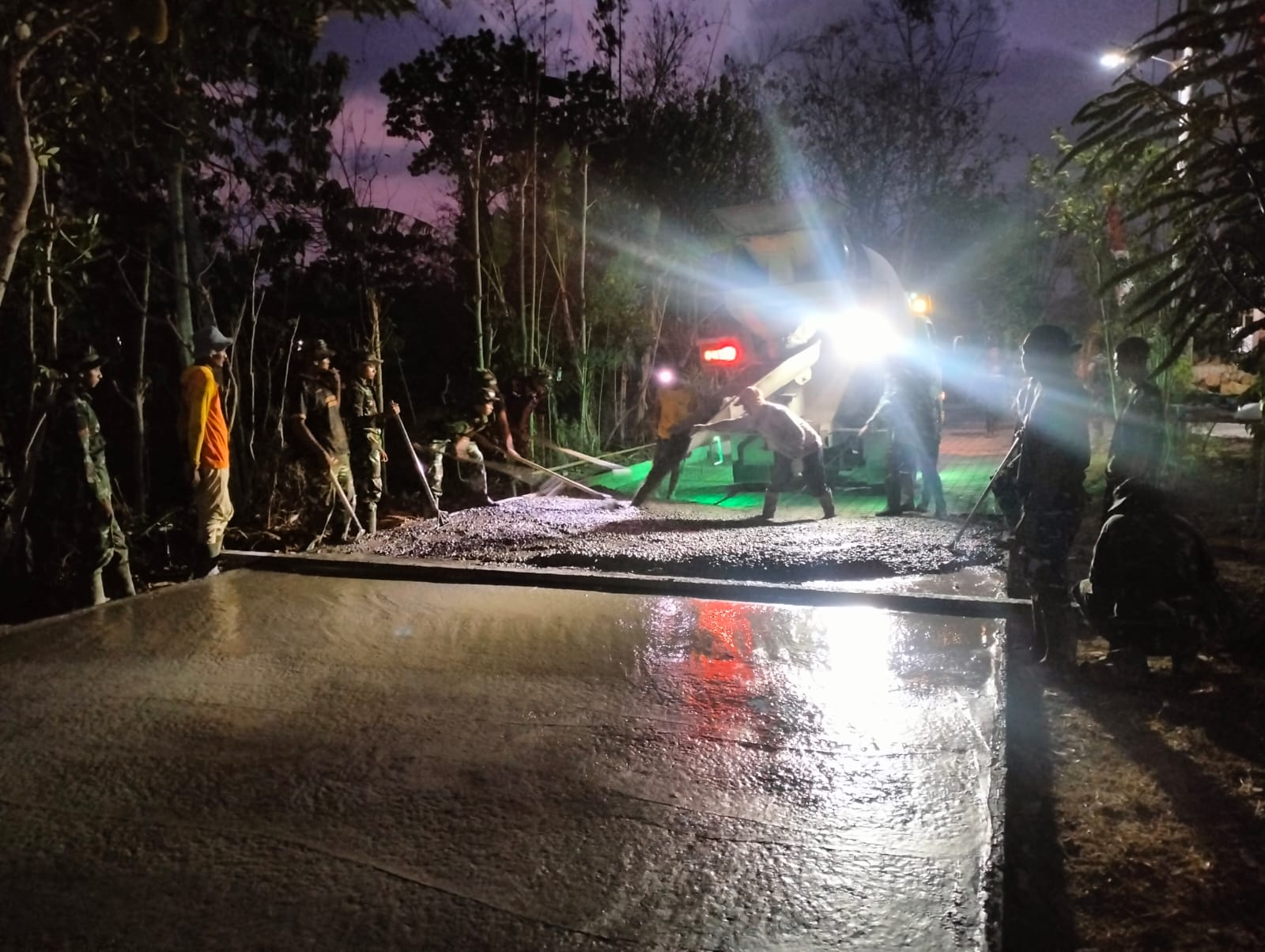 Pembangunan Infrastruktur Desa, Satgas TMMD ke-130 Kodim Tulungagung Lakukan Lembur