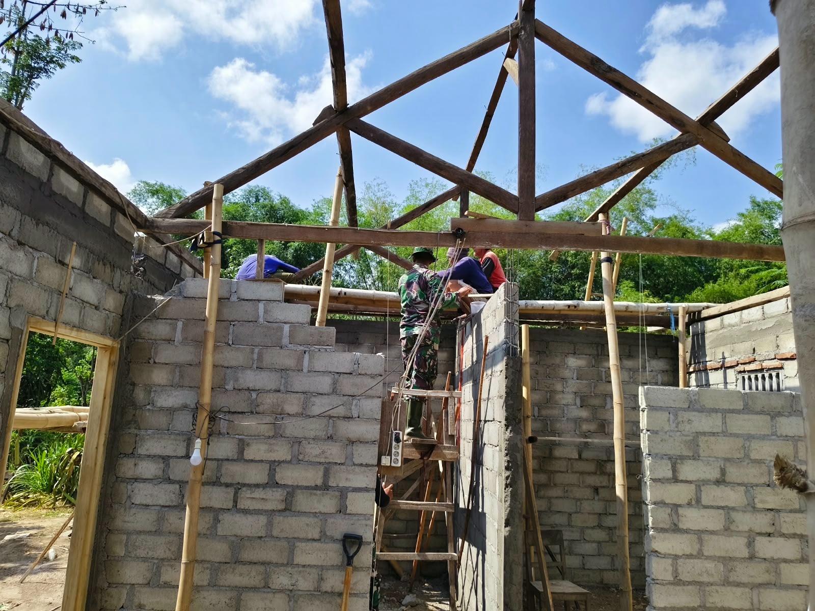 Pekerjaan Penguatan Atap Rumah Ibu Wiji oleh Satgas TMMD di Tulungagung