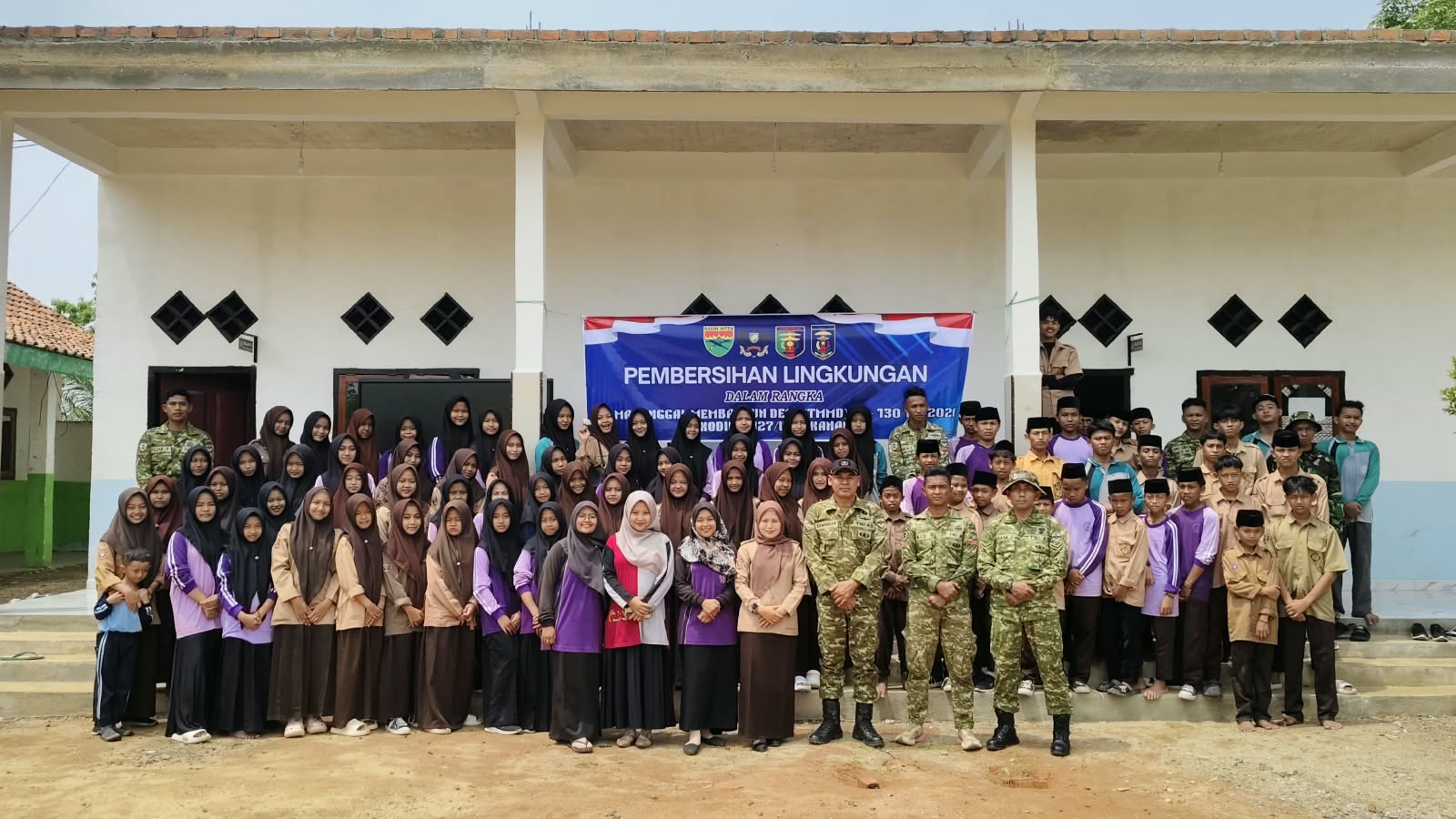 Satgas TMMD Bersihkan Yayasan Pondok Untuk Ciptakan Ruang Belajar Nyaman Satgas TMMD Bersihkan Yayasan Pondok Untuk Ciptakan Ruang Belajar Nyaman