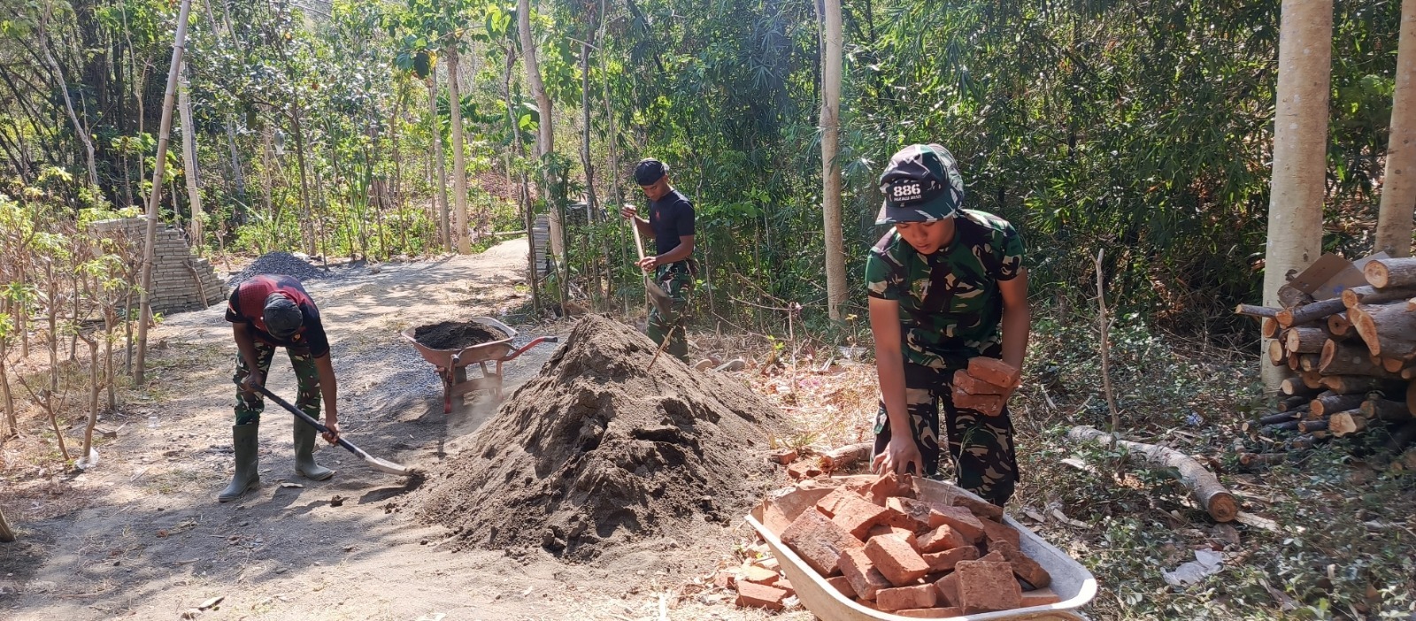 Satgas TMMD Kodim Tulungagung Berikan Solusi Hunian dan Sanitasi bagi Mbah Waqilah