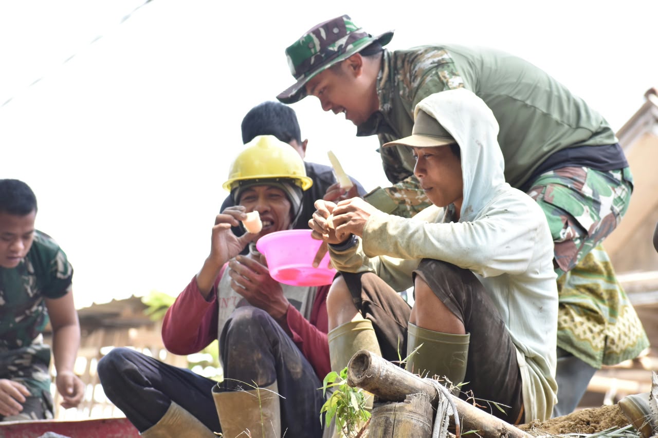 Di Balik Kesibukan TMMD ke-130, Canda dan Kebersamaan Satgas Tetap Terjaga