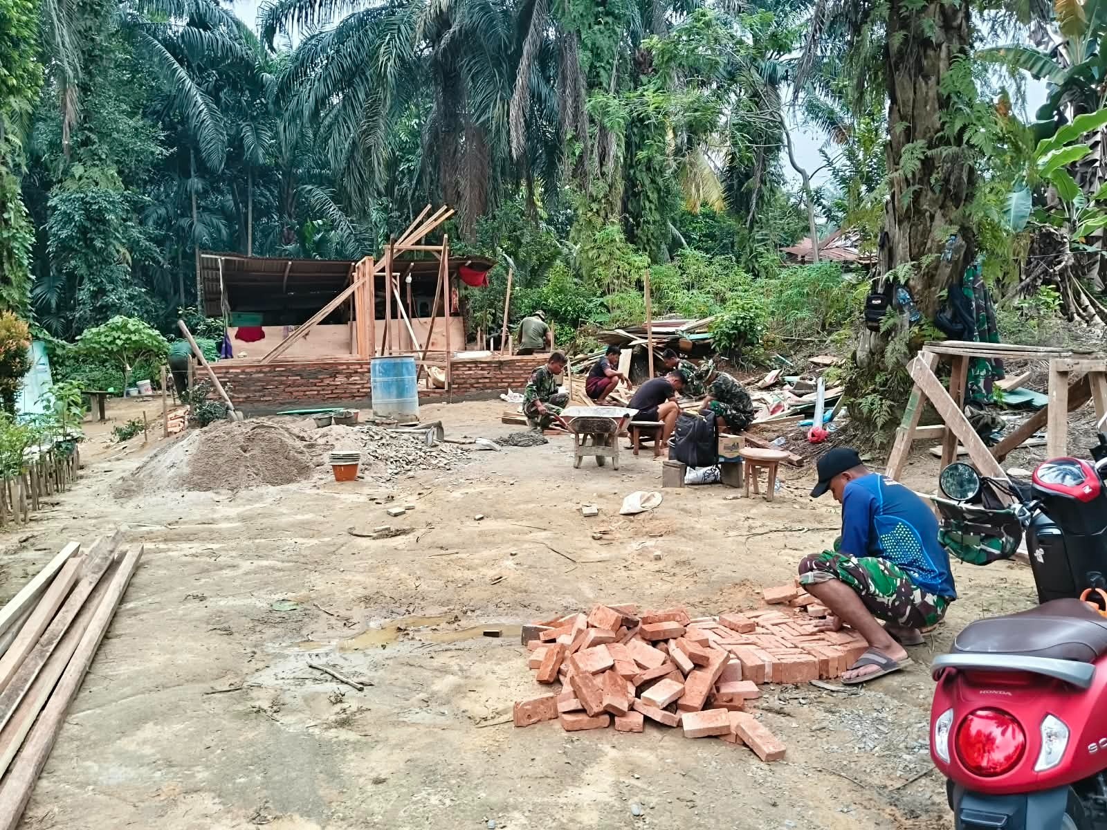 Tiang Rumah Mulai Berdiri Kokoh, Satgas TMMD ke-130 Kodim 0209/Labuhanbatu Wujudkan Harapan Pak Suroto