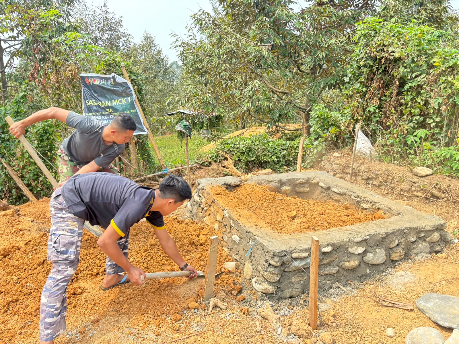 Satgas TMMD 130 Kodim 1307/Poso Giat Membangun Pondasi Rumah Pura di Desa Leboni