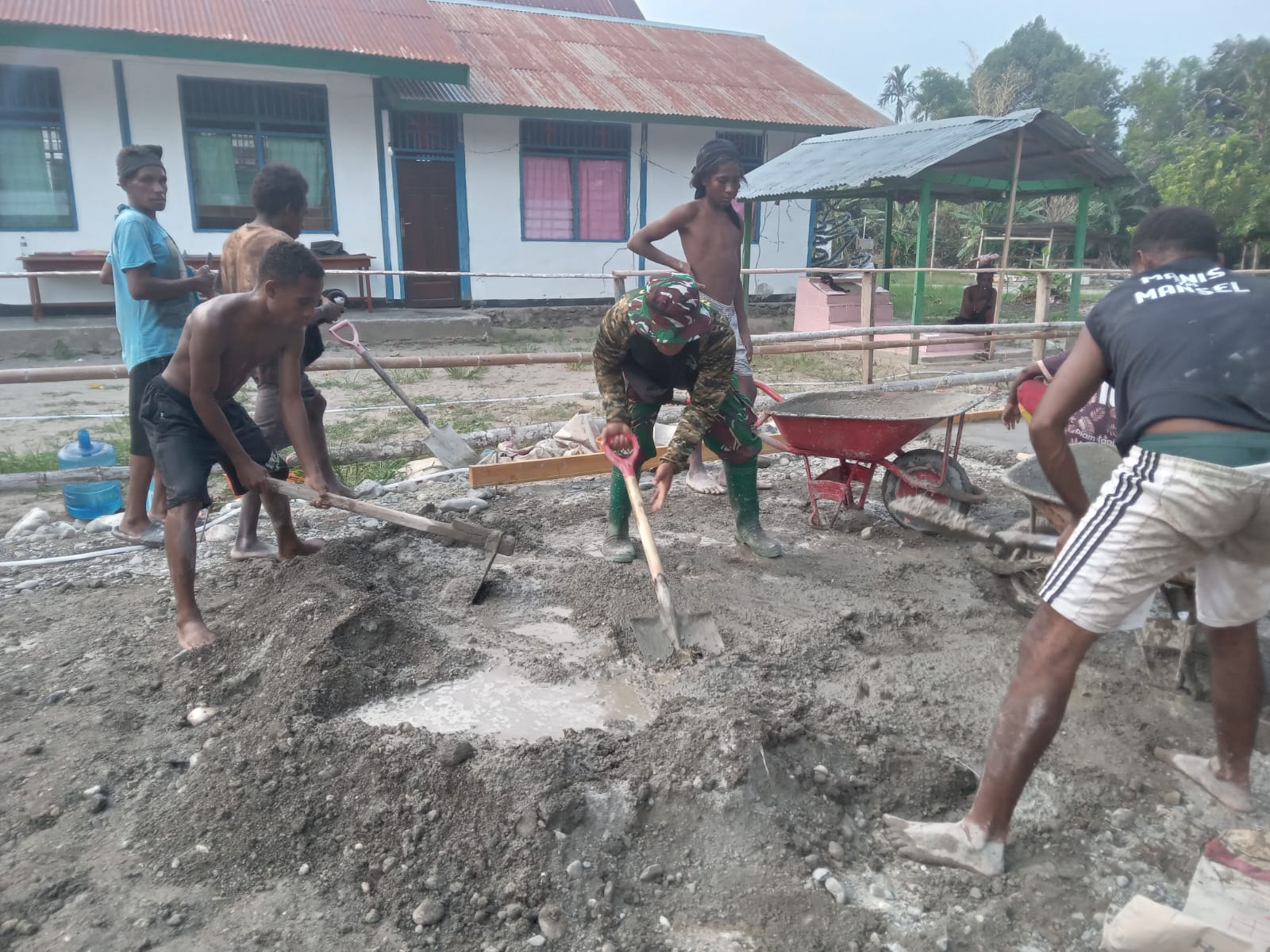 Usai Ibadah, Semangat Satgas TMMD ke-130 Kodim 1808/Mansel Tak Surut Bangun Jalan Yamboi