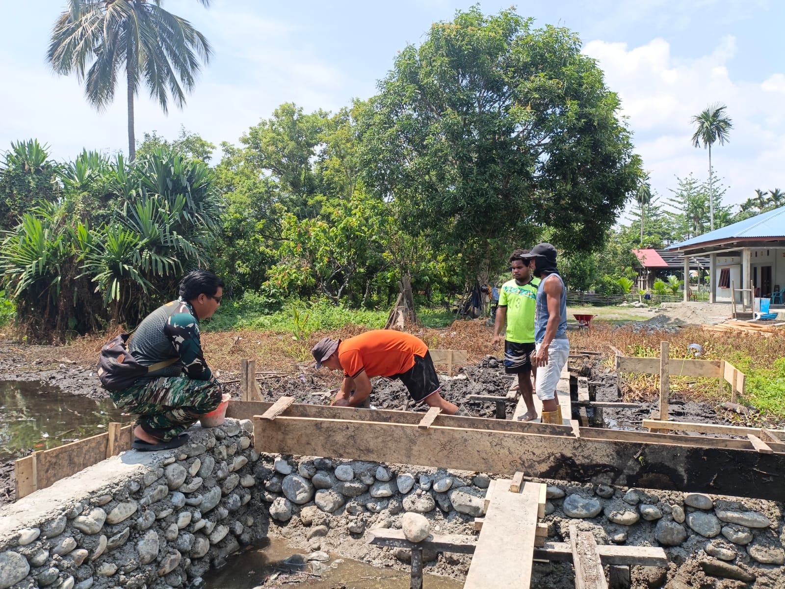 Pembangunan Jembatan di Tengah Lumpur, Semangat Satgas TMMD Ke-130 Tak Terpadamkan