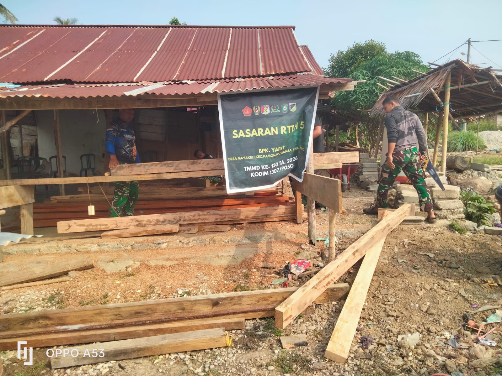 Satgas TNI TMMD Mempersiapkan Kayu untuk Renovasi Rumah di Poso