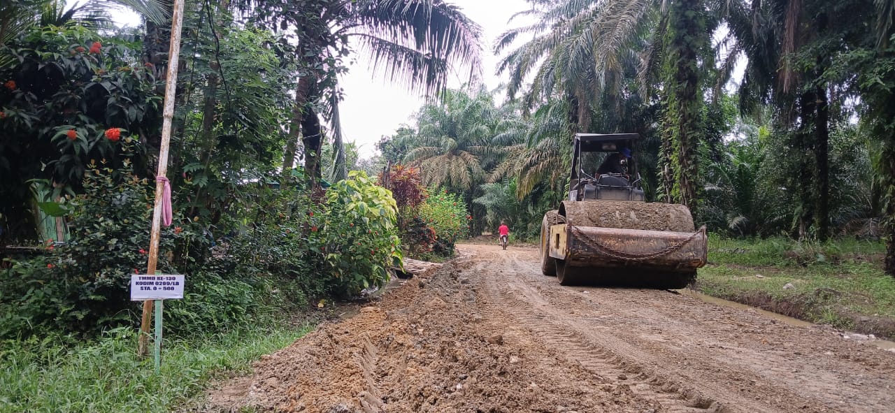 Pembangunan Jalan Strategis Dusun Wonosari Dipercepat melalui Penggunaan Alat Berat