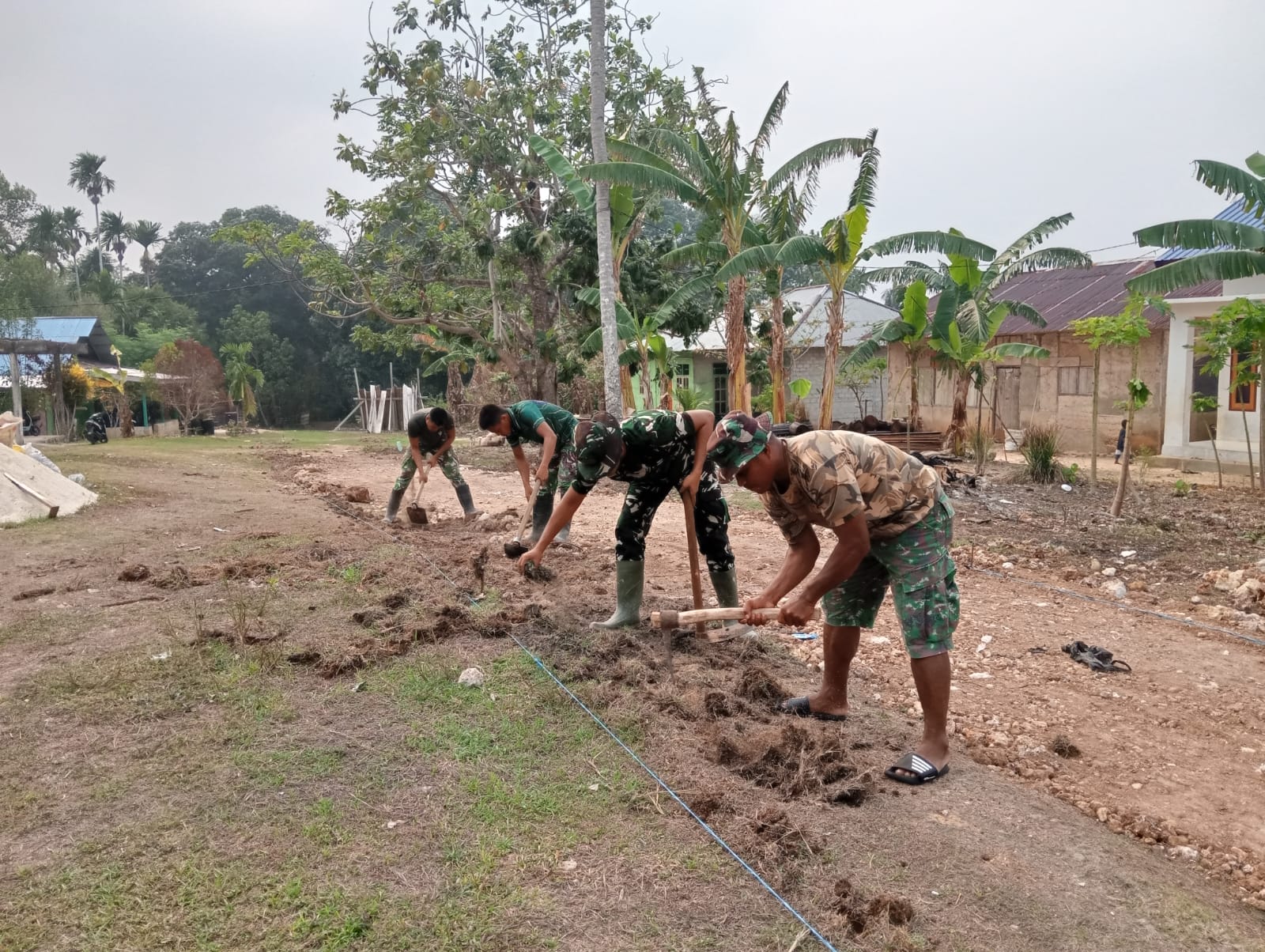 Kolaborasi TNI dan Masyarakat, Satgas TMMD Ke-130 Percepat Pembangunan Jalan di Desa Kacepi