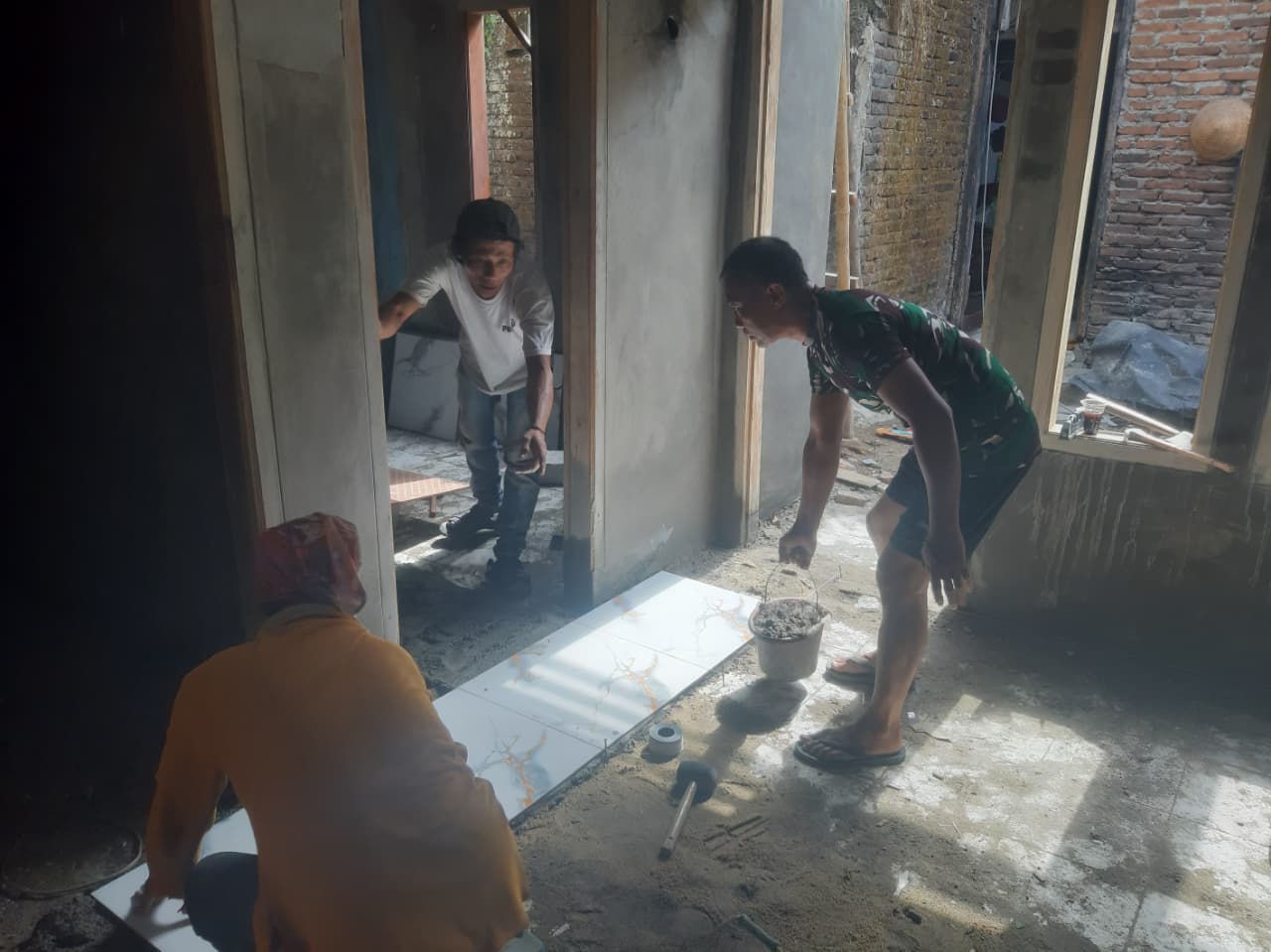 Tim TMMD ke-130 wujudkan hunian nyaman dengan pemasangan keramik di Kampung Kramat