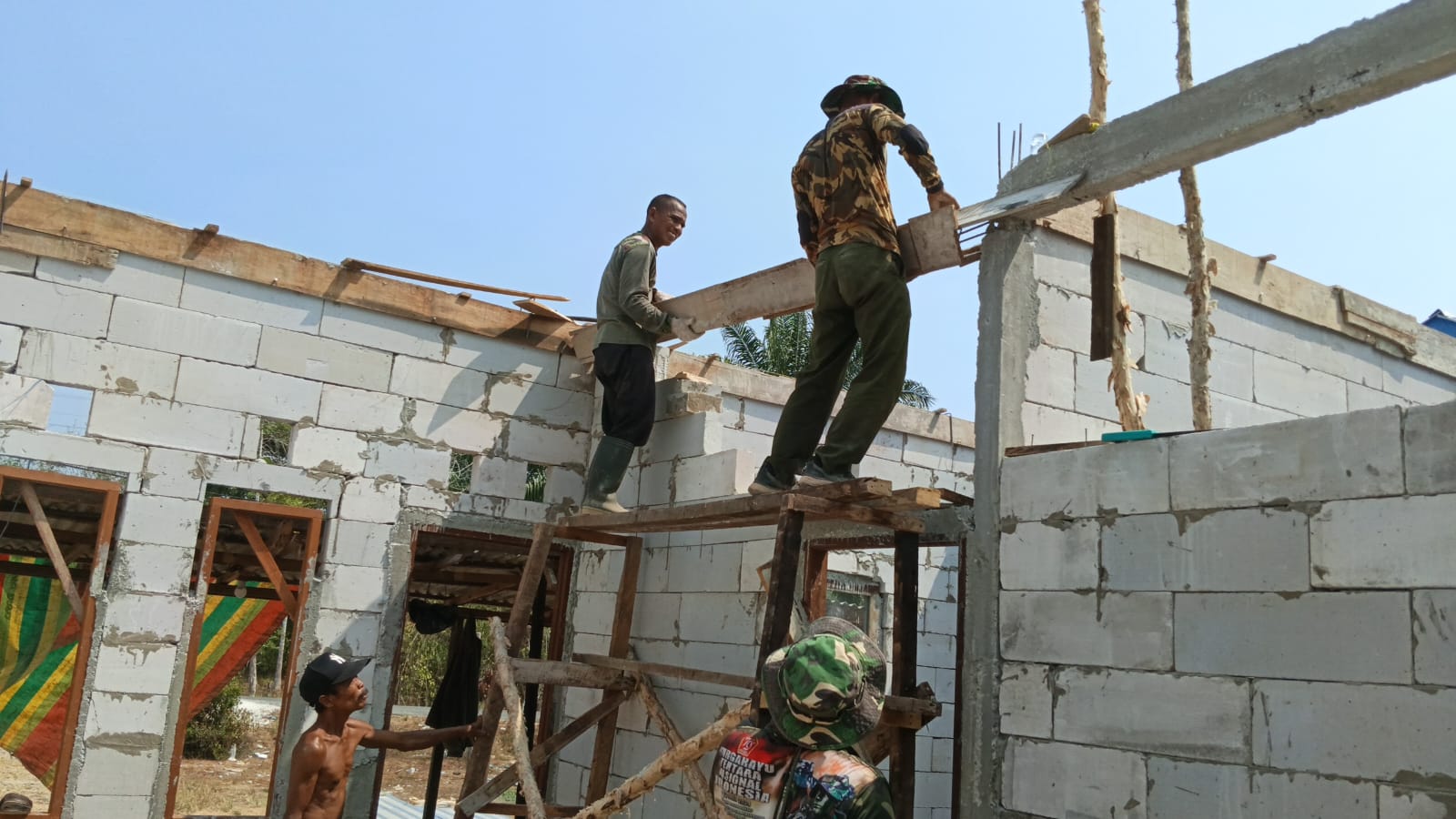 Pembangunan Rumah Pak Sajimin Berlanjut dengan Fokus pada Struktur Atas Pembangunan Rumah Pak Sajimin Berlanjut dengan Fokus pada Struktur Atas