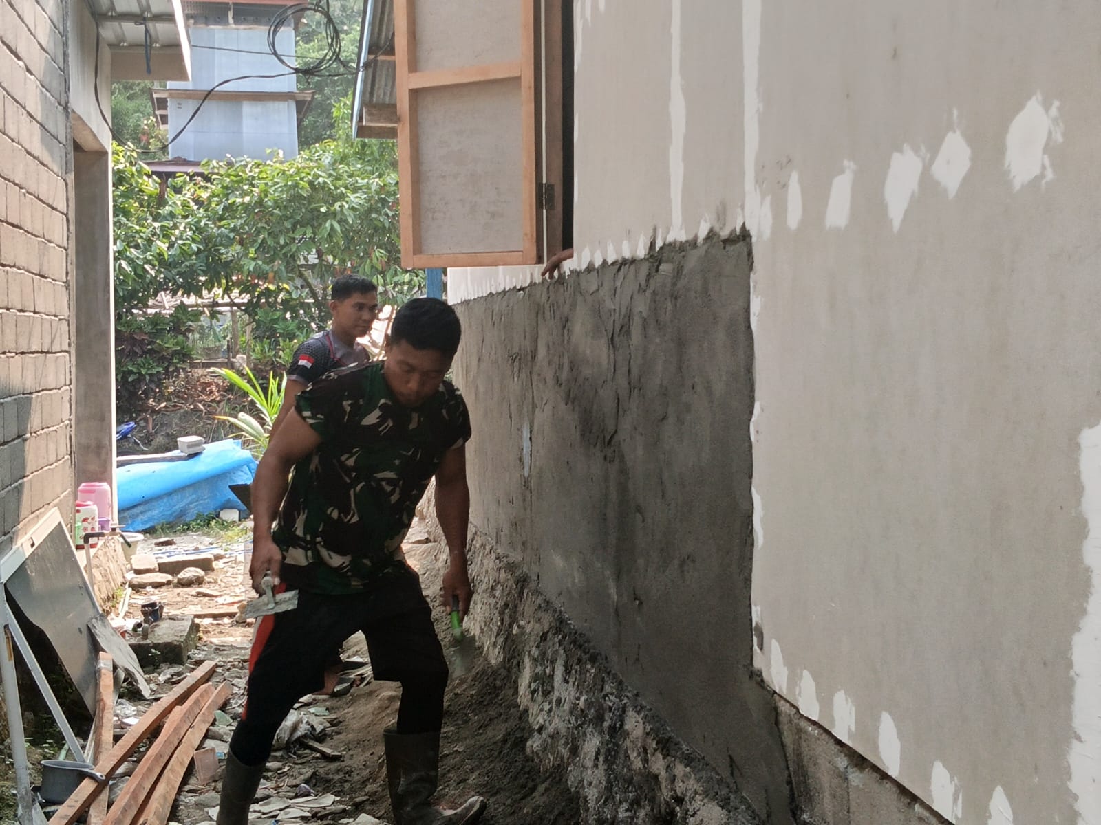 Tanpa Sekat, TNI dan Polri Kompak Wujudkan Rumah Layak Huni untuk Ibu Mida di Cendana