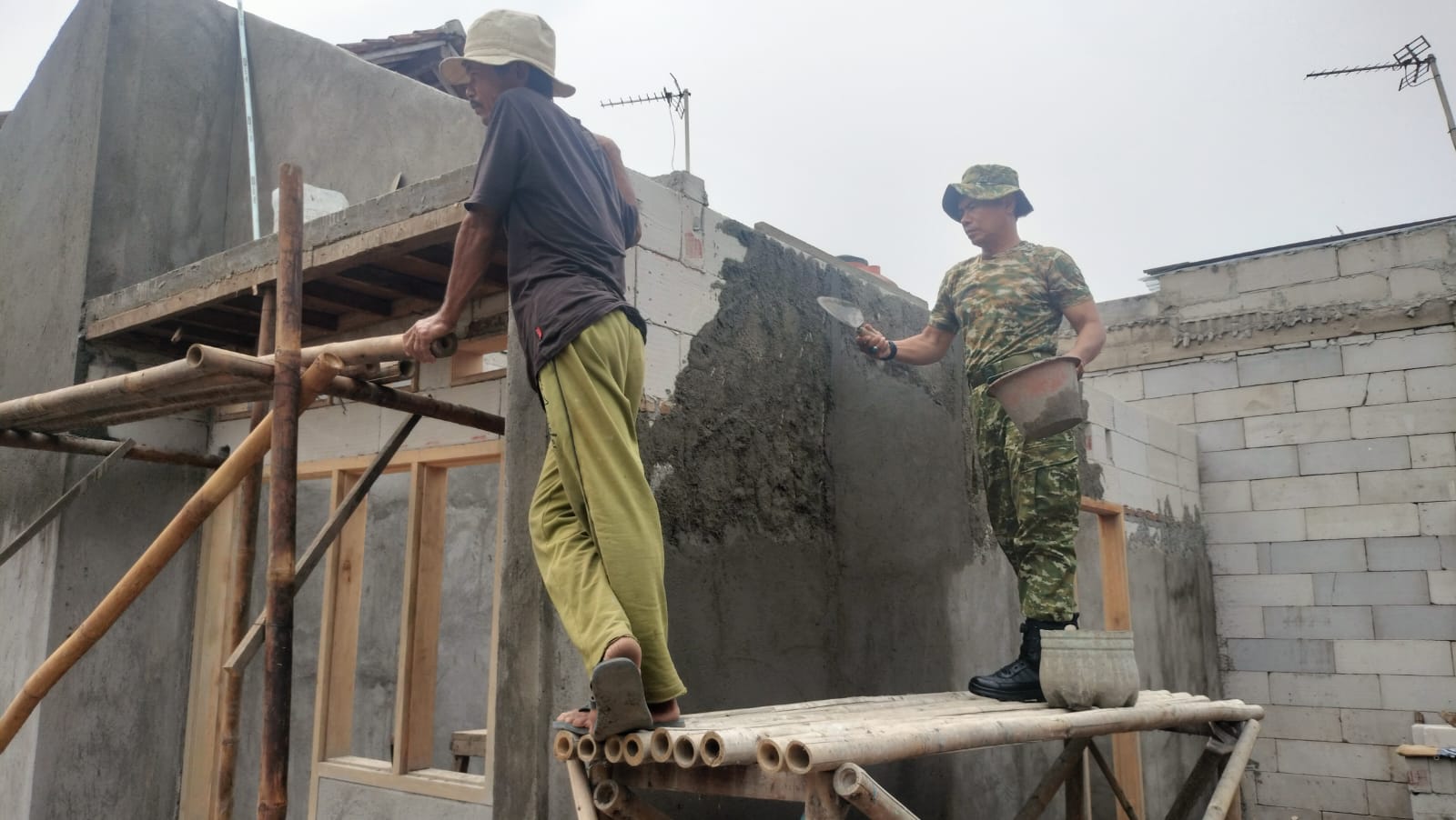 Wujud Kepedulian TNI, Satgas TMMD ke-130 Bangun RTLH untuk Ibu Misti