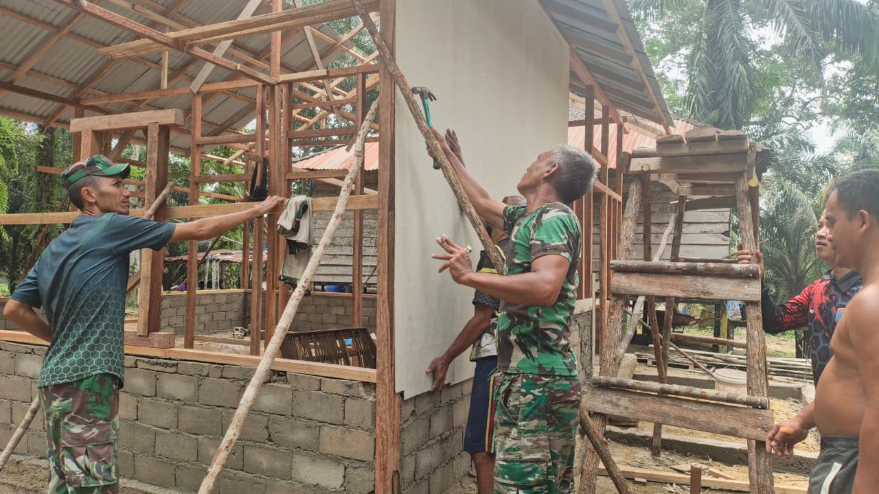 Satgas TMMD Meneruskan Rehabilitasi Rumah Ibu Tina di Landak