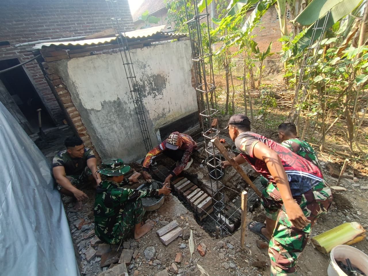 Satgas TMMD Kodim Tulungagung Hadirkan Jamban Sehat untuk Keluarga Suparlan