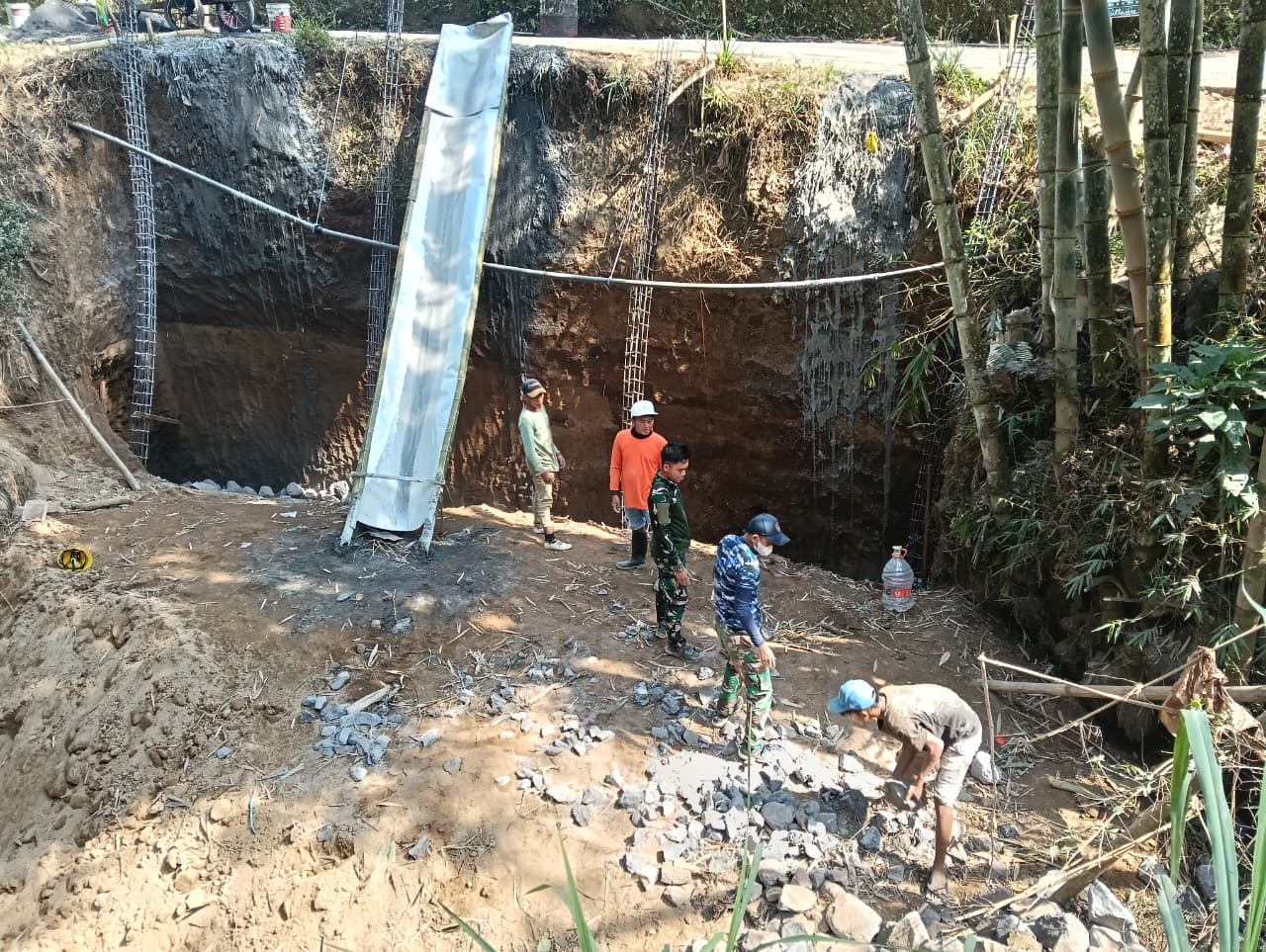 Pembangunan Dinding Penahan di Desa Taji Oleh Satgas TMMD 130