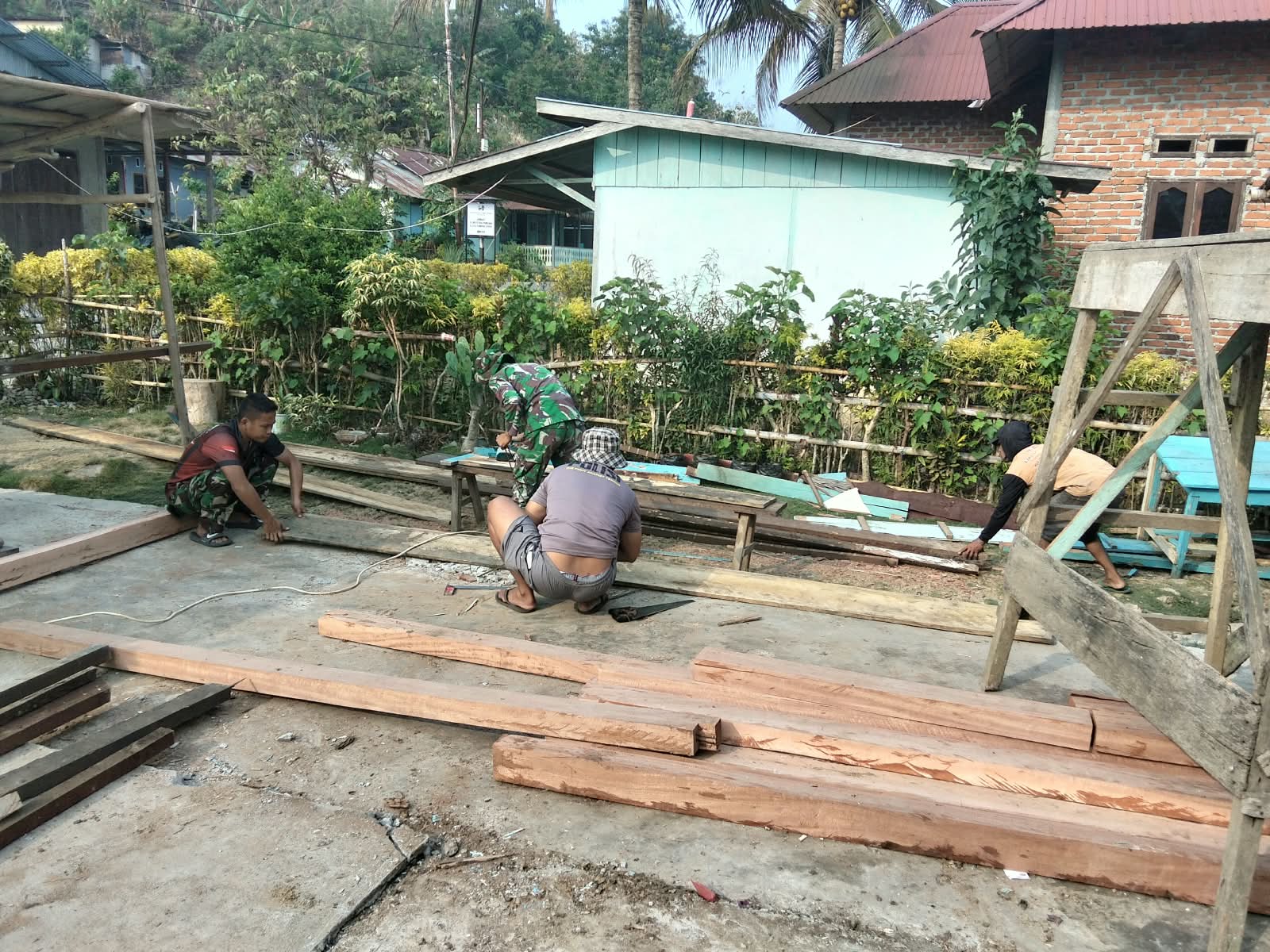 Wujud Kepedulian TNI, Satgas TMMD 130 Kodim 1307/Poso Bantu Perbaikan Rumah Ibu Minya