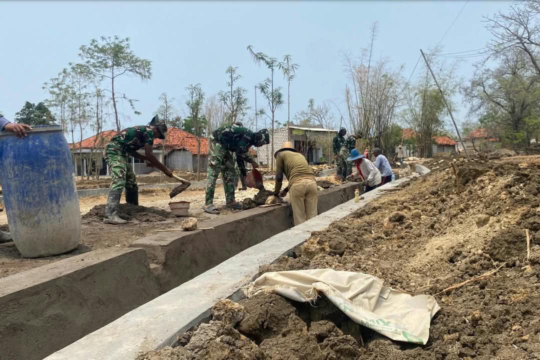 Warga Kotalon Bersama TNI Memperkuat Sistem Drainase Desa untuk Lingkungan Sehat