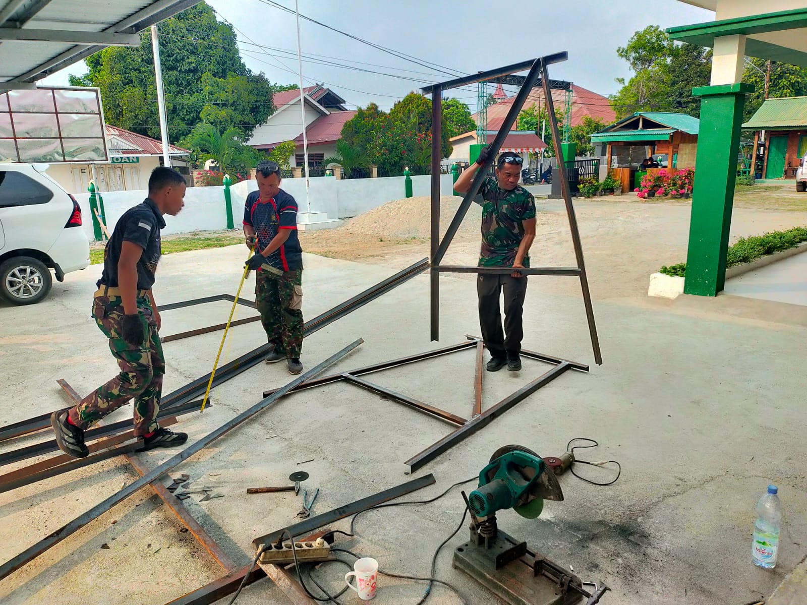 Kerangka Besi Tandon Air untuk Warga Desa Soe oleh Satgas TMMD ke-130