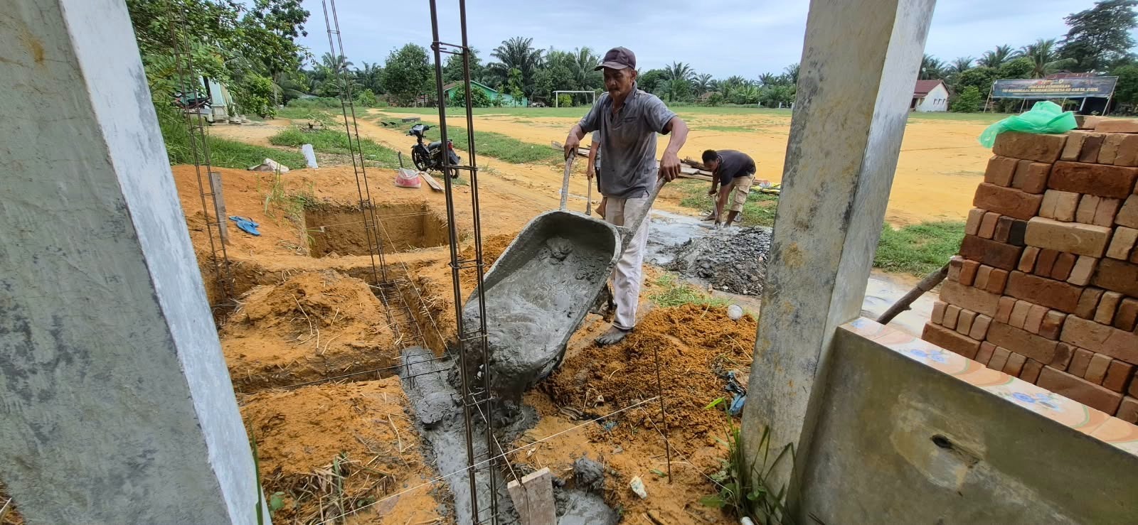 Satgas TMMD ke-130 Kebut Pengecoran Pondasi MCK Umum di Depan Kantor Desa Aek Batu