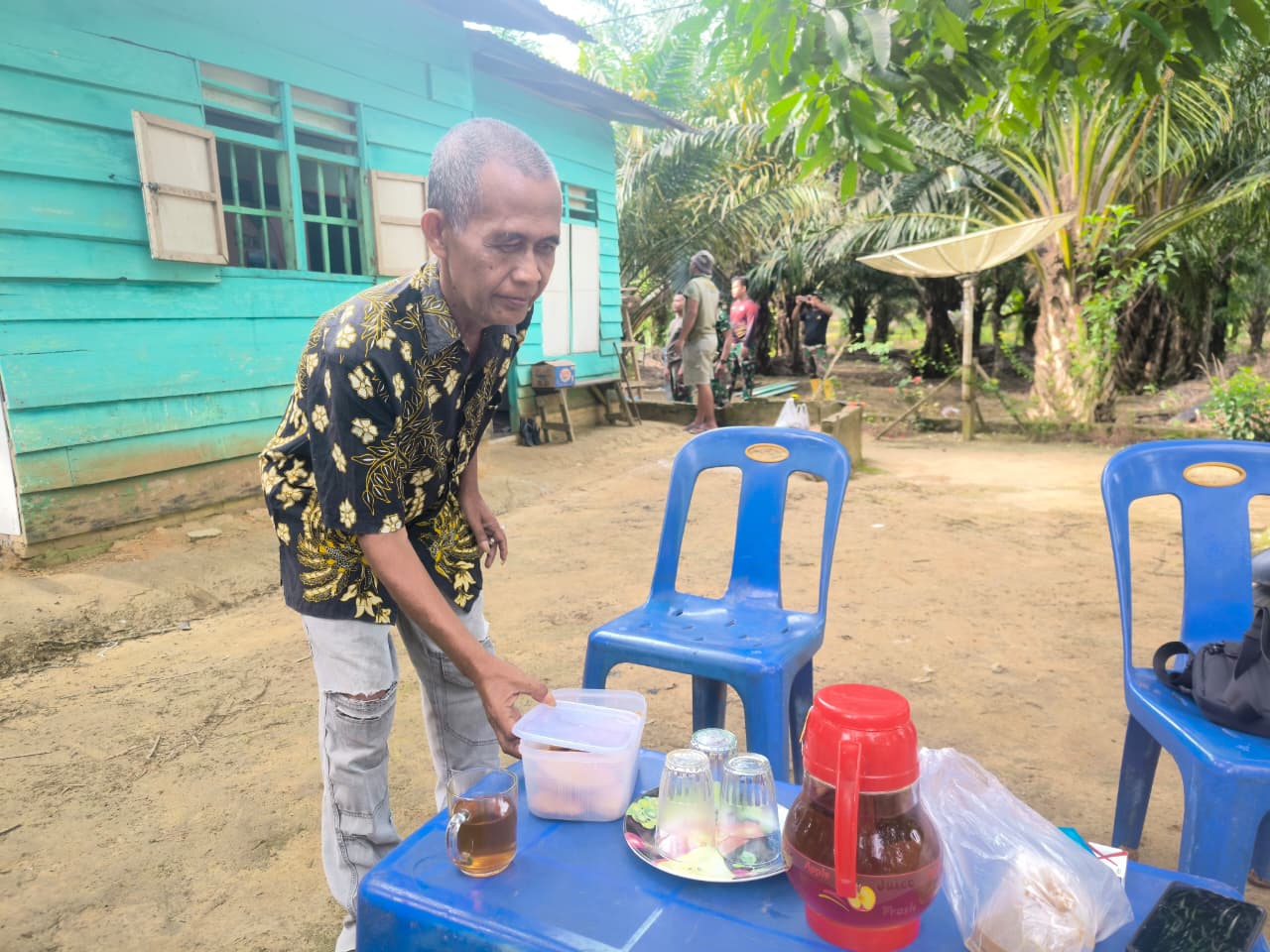 Wujud Kemanunggalan TNI dan Rakyat, Edi Harahap Berbagi Makanan dengan Satgas TMMD ke-130