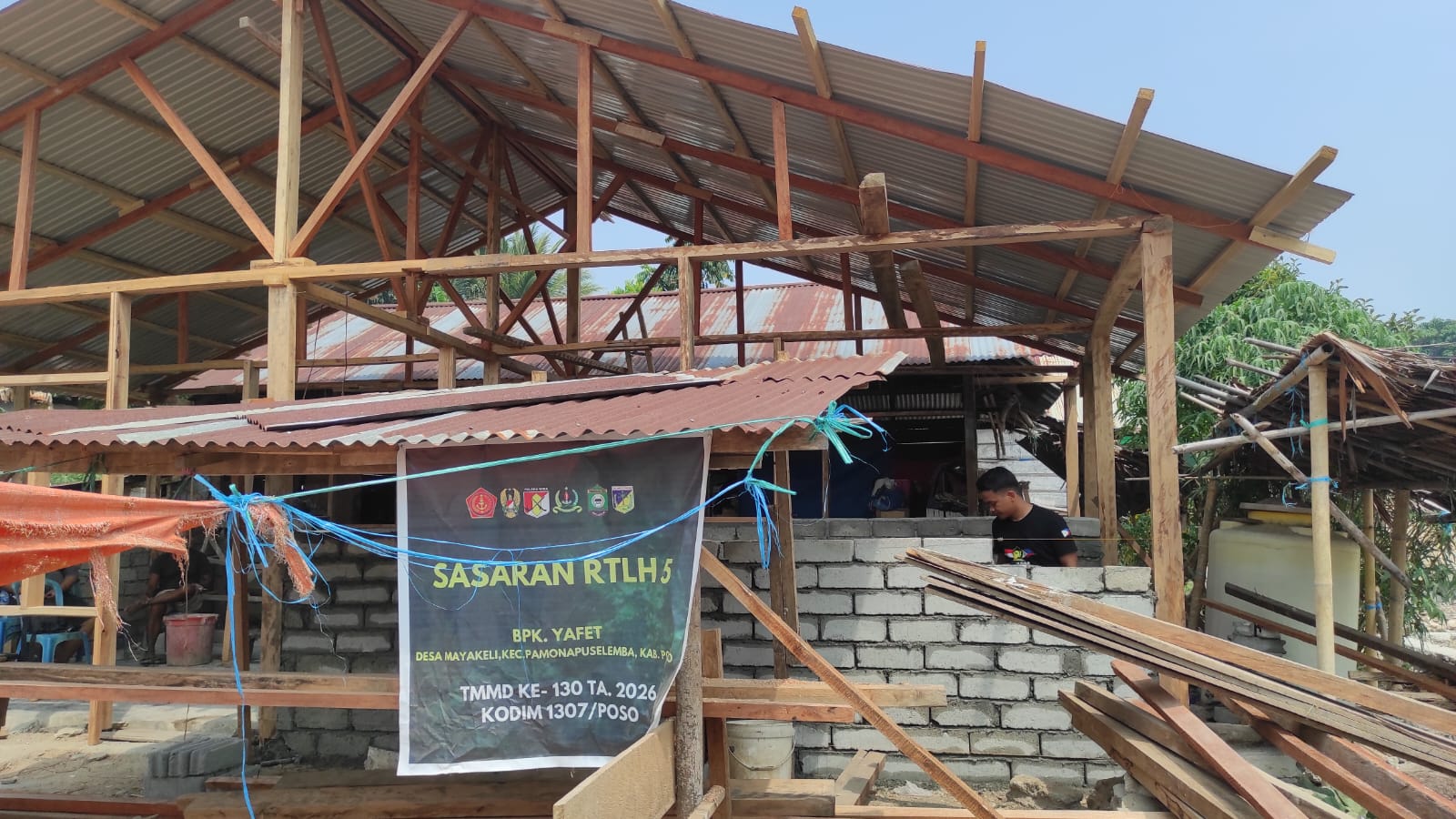 Proyek RTLH Yafet Labinis di Mayakeli Masuki Fase Pemasangan Dinding Batako