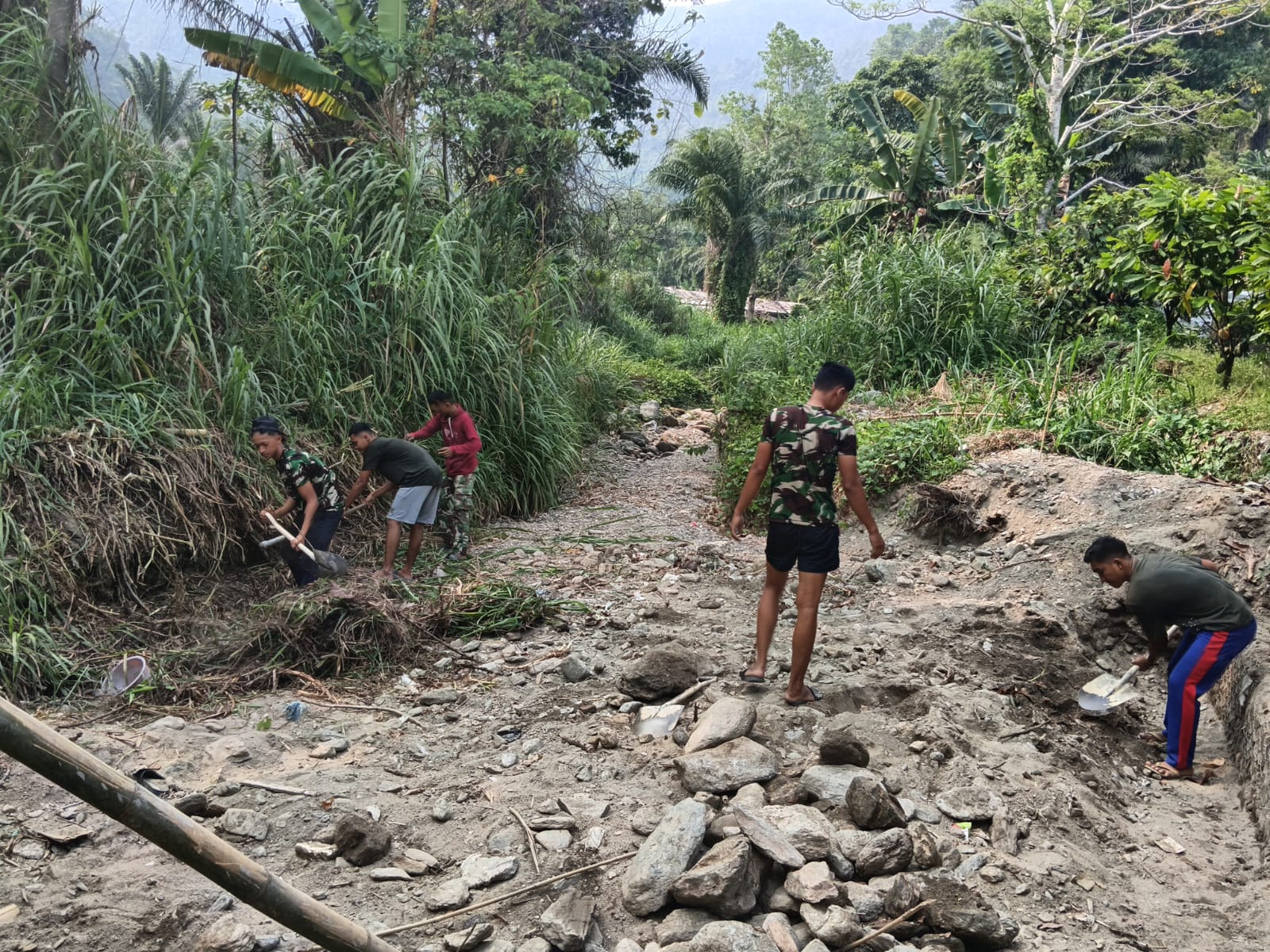 Satgas TMMD Kodim 1403/Palopo Lakukan Pembersihan Saluran untuk Cegah Genangan Satgas TMMD Kodim 1403/Palopo Lakukan Pembersihan Saluran untuk Cegah Genangan