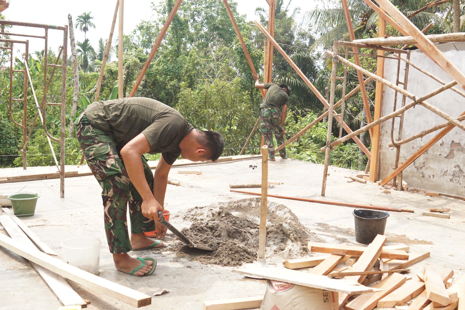 Keluarga Junaidi Sambut Baik Rehabilitasi Rumah di Program TMMD Ke-130 Keluarga Junaidi Sambut Baik Rehabilitasi Rumah di Program TMMD Ke-130