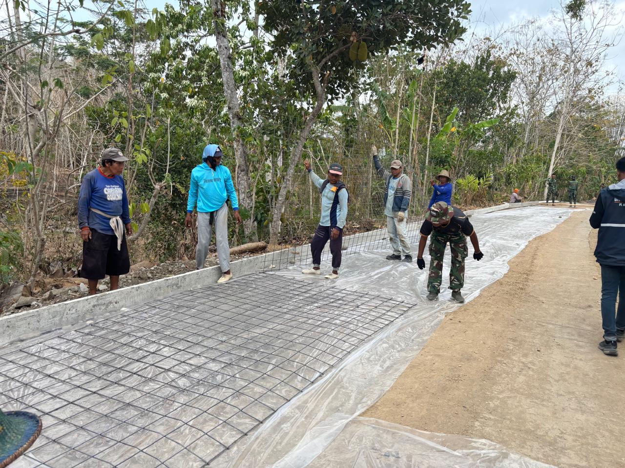 Lanjutan Pembangunan Jalan di Tulungagung oleh Satgas TMMD