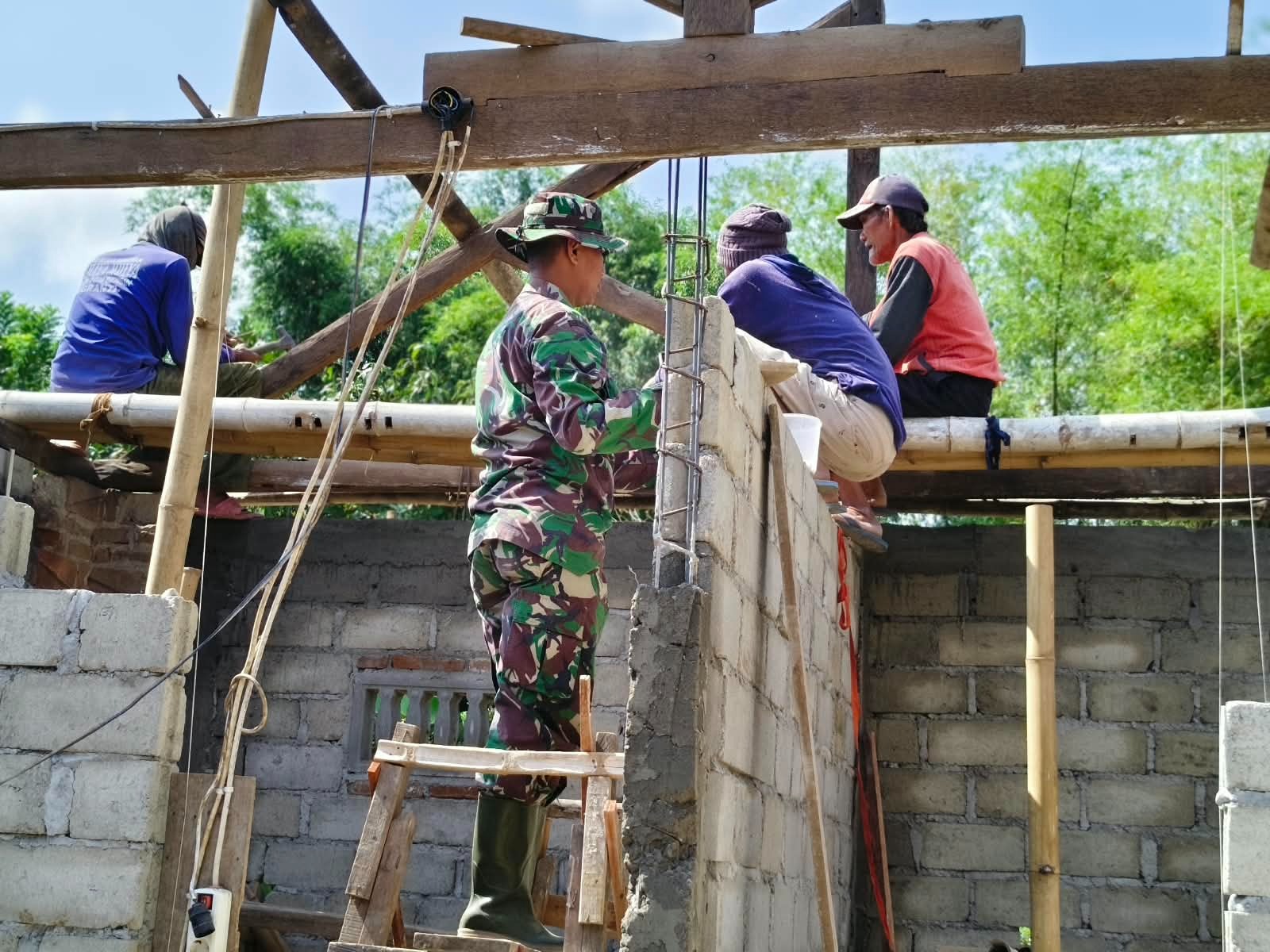 TMMD 130: Renovasi Atap Rumah Ibu Wiji di Tulungagung