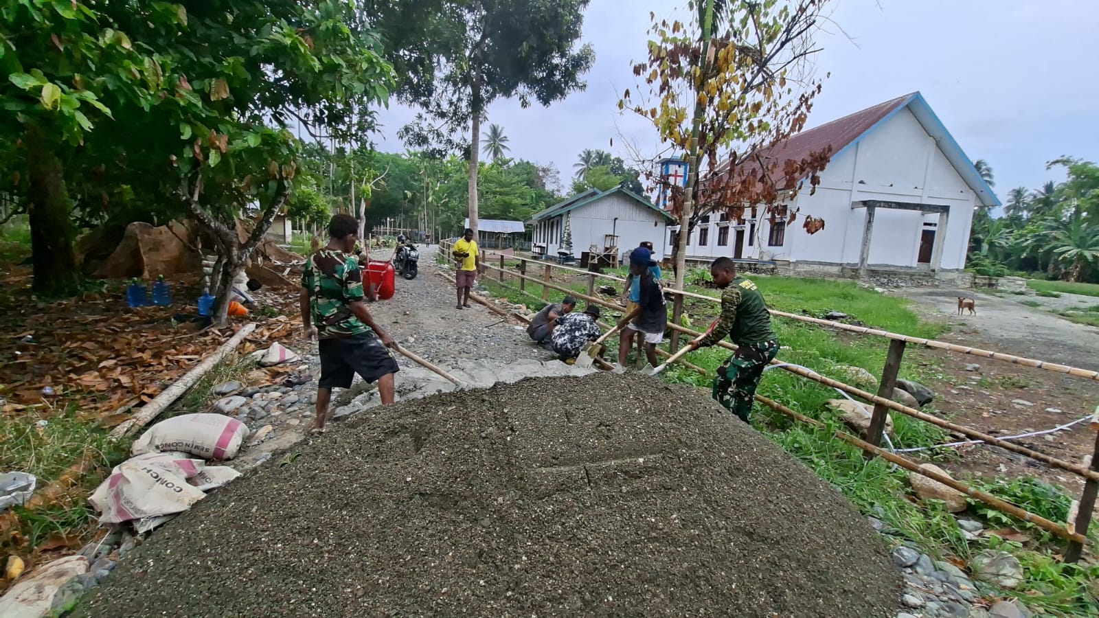 Semangat Kebersamaan, Satgas TMMD Awali Pembangunan Jalan di Kampung Yamboi Sangat Pagi