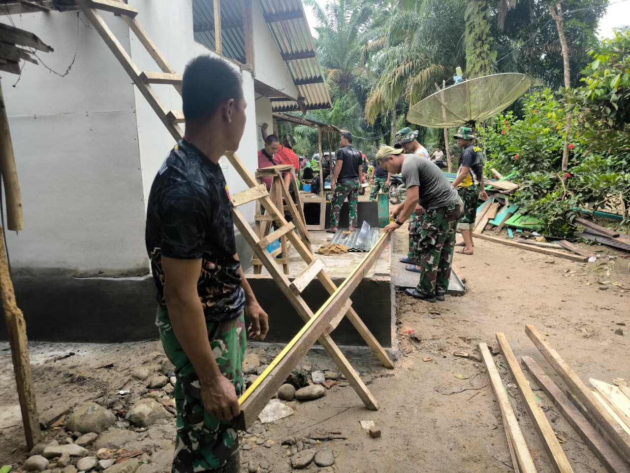 Satgas TMMD ke-130 Kodim 0209/Labuhanbatu Perbaiki Hunian Tukirin Untuk Masa Depan Lebih Baik