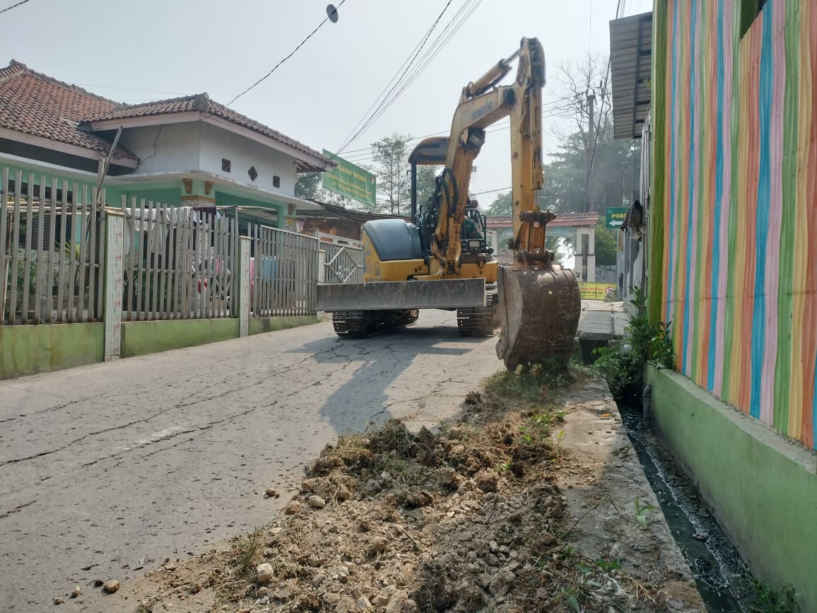 Bahu Jalan Dibersihkan, Satgas TMMD ke-130 Percepat Persiapan Pengecoran di Sumur Bandung