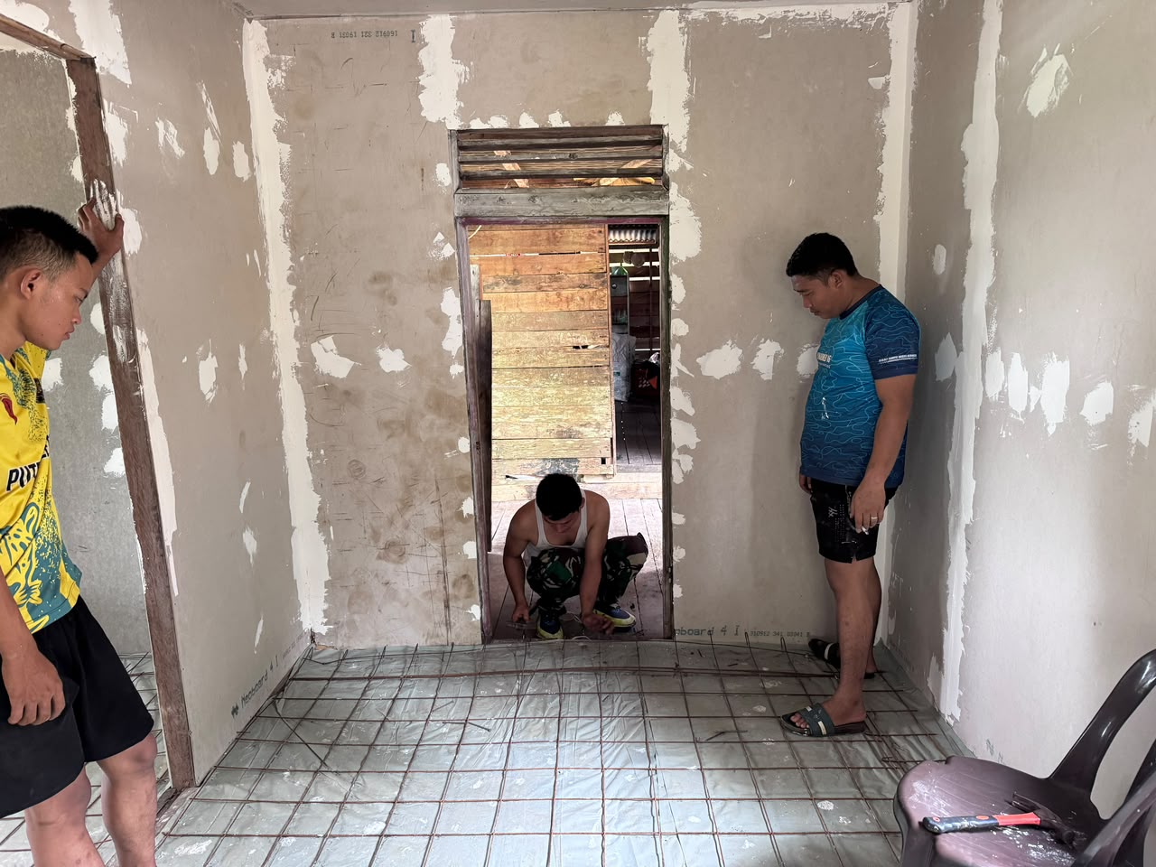 Prajurit Tetap Semangat, Pemasangan Kawat Wire Mesh RTLH Terus Dilanjutkan Satgas TMMD ke-130 Kodim 1210/Landak