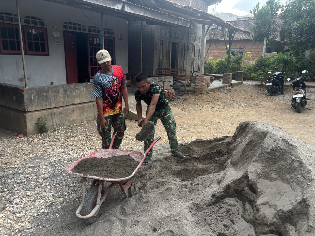 Pengerjaan Paving Halaman Mushola Darurohman Dalam TMMD ke-130