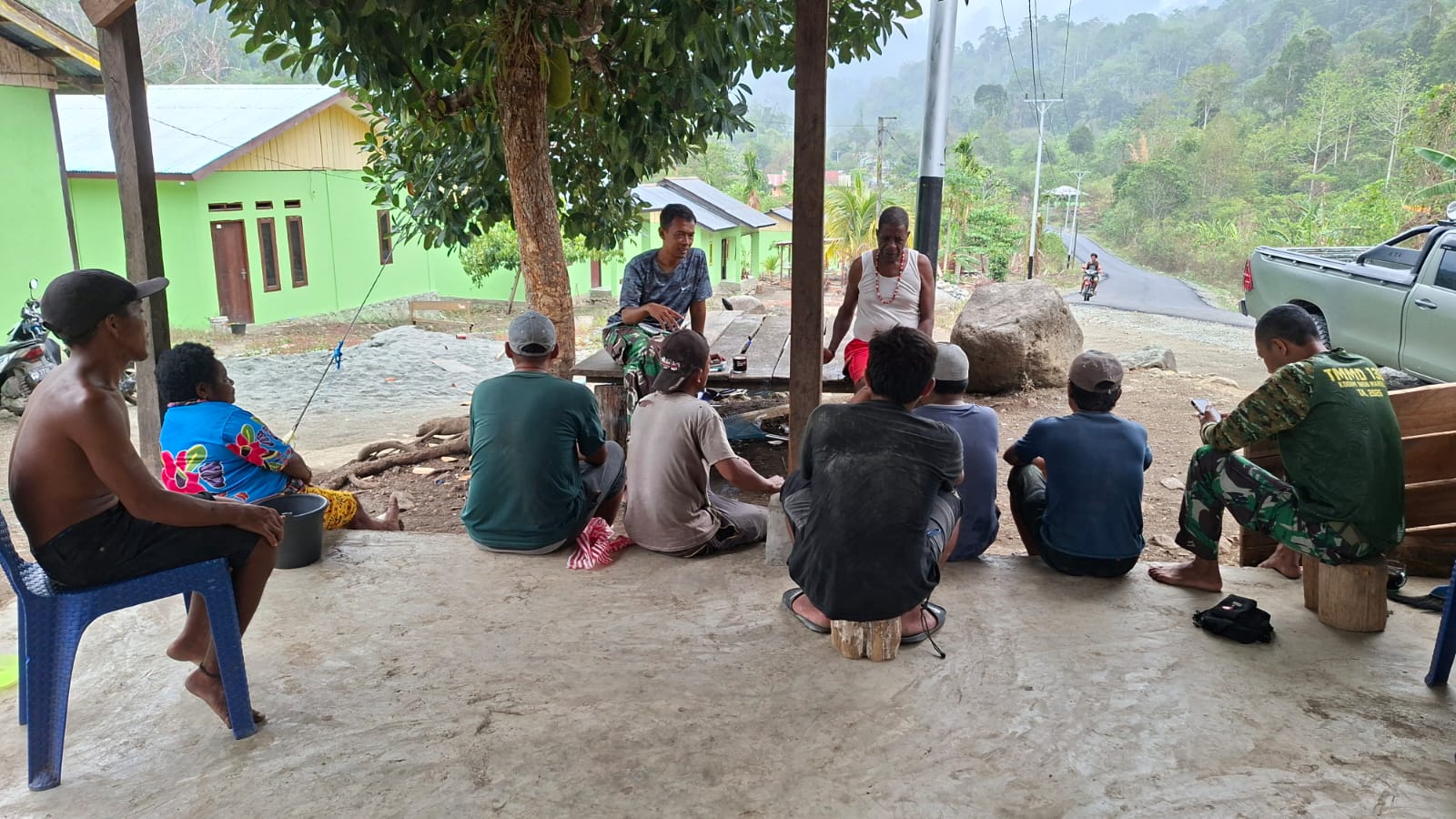 Kedekatan TNI dan Masyarakat Tercipta Melalui Makan Siang Bersama Kedekatan TNI dan Masyarakat Tercipta Melalui Makan Siang Bersama