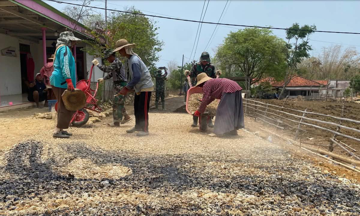 Semangat Warga dan TNI Percepat Progres Pengaspalan Jalan Kotalon 60%