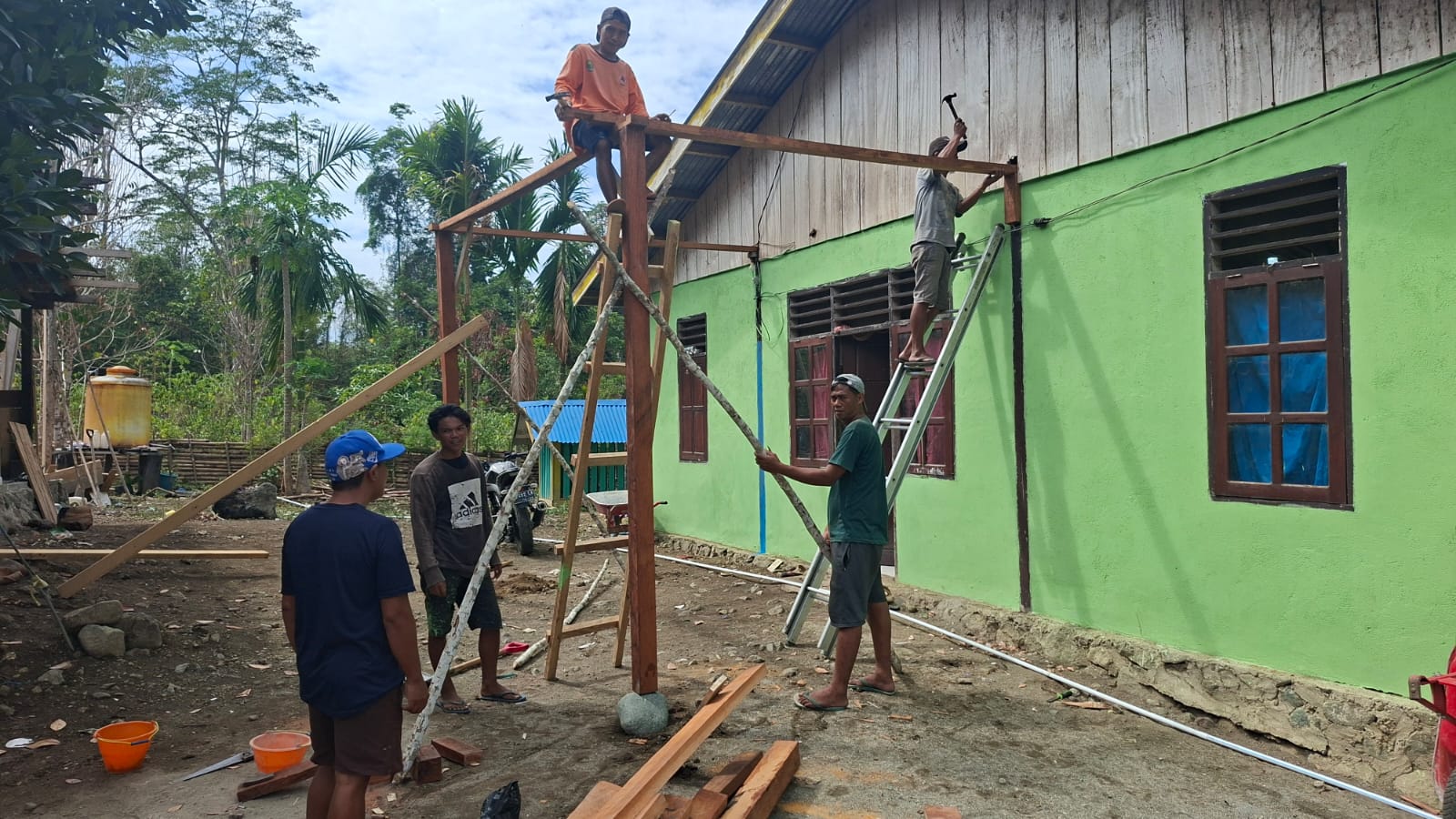 Pembangunan RTLH di Kampung Yamboi Gunung Dorong Kerja Sama TNI dan Warga