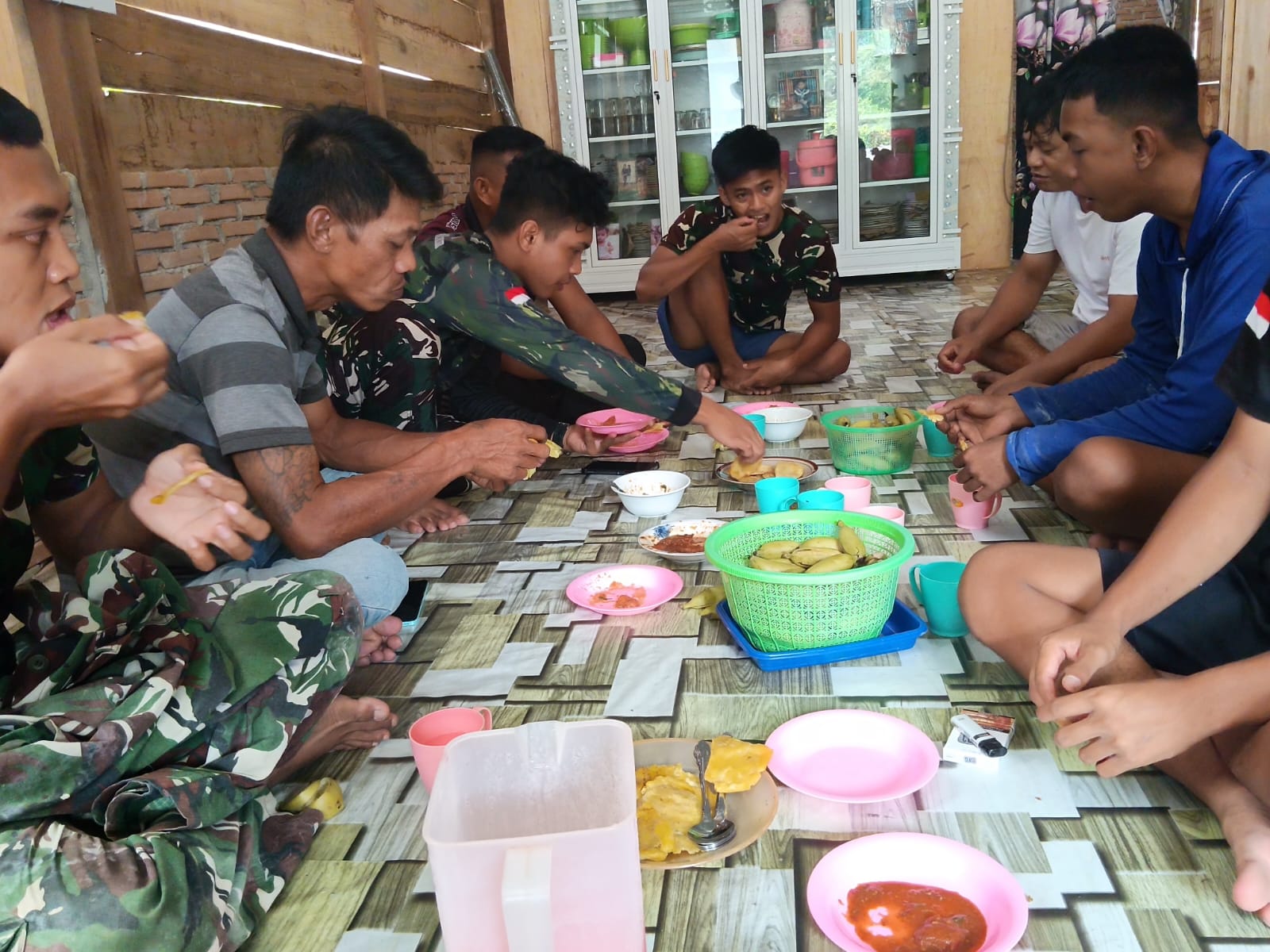 Ibu Halimah Sajikan Pisang Peppe untuk Satgas TMMD, Suasana Istirahat Berubah Jadi Momen Kekeluargaan