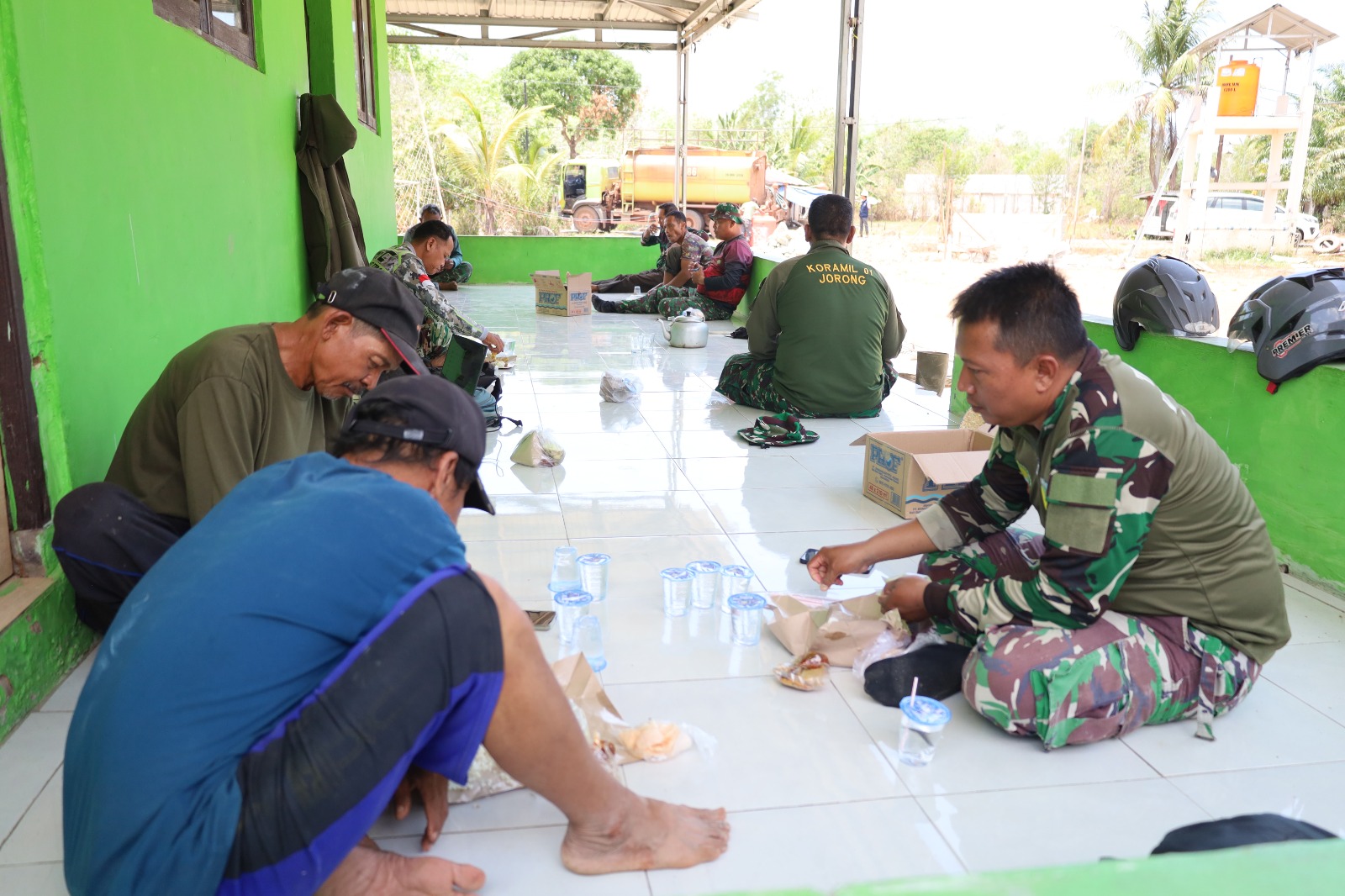 Momen Kebersamaan Satgas TMMD ke-130 Kodim 1009/Tanah Laut dengan Warga