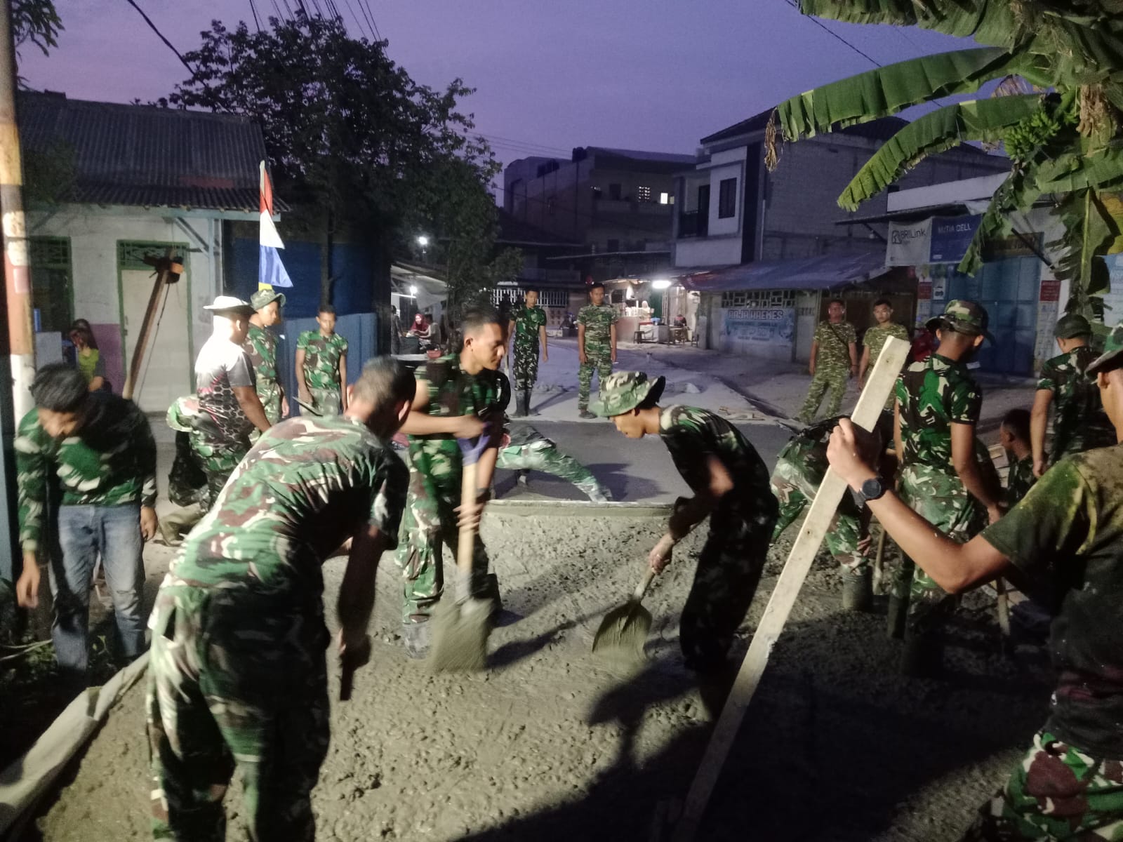 TNI Manunggal Membangun Desa ke-130: Cor Jalan di Desa Sumur Bandung