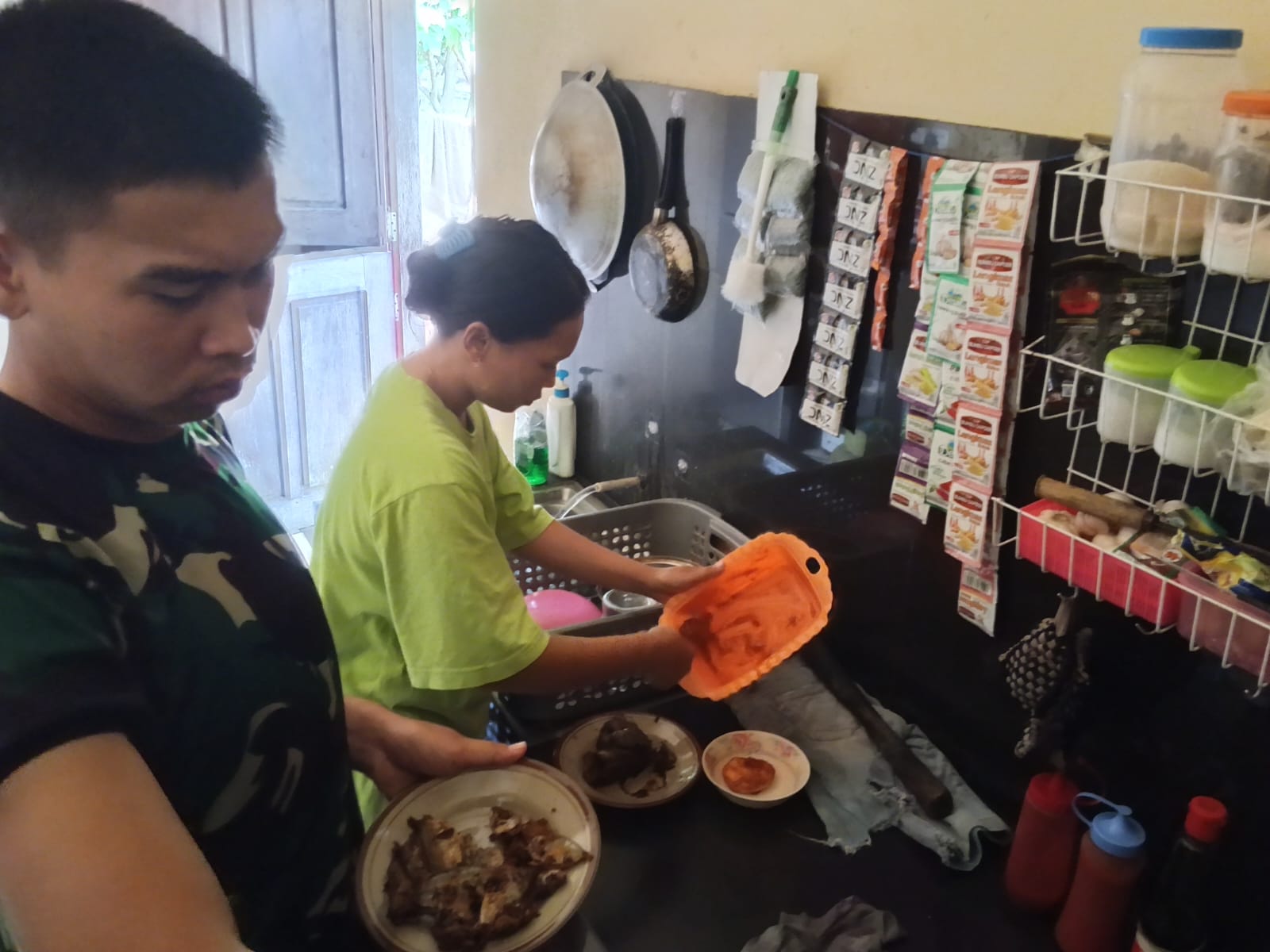 Satgas TMMD ke-130 Kodim 1403/Palopo dekatkan diri dengan warga lewat kegiatan dapur